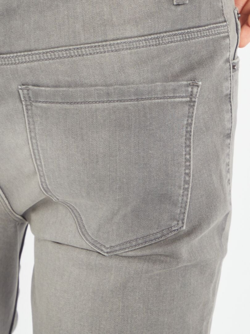 Calça jeans skinny em denim elástico - CINZA