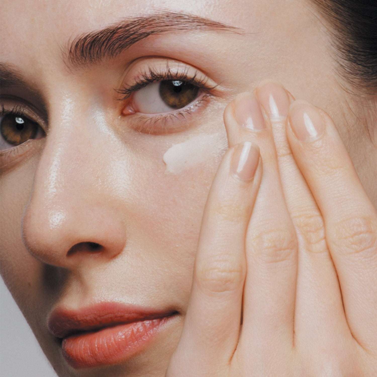 „Shiseido Anti-Aging Care Future Solution LX“ paakių ir lūpų kontūro regeneruojamasis kremas – 17 ml