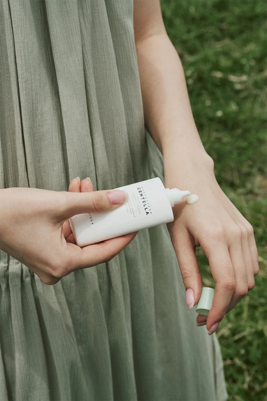 SKIN1004 Mleko za sončenje z madagaskarsko centello in čajem Trico, super lahko kremo za sončenje SPF 50+