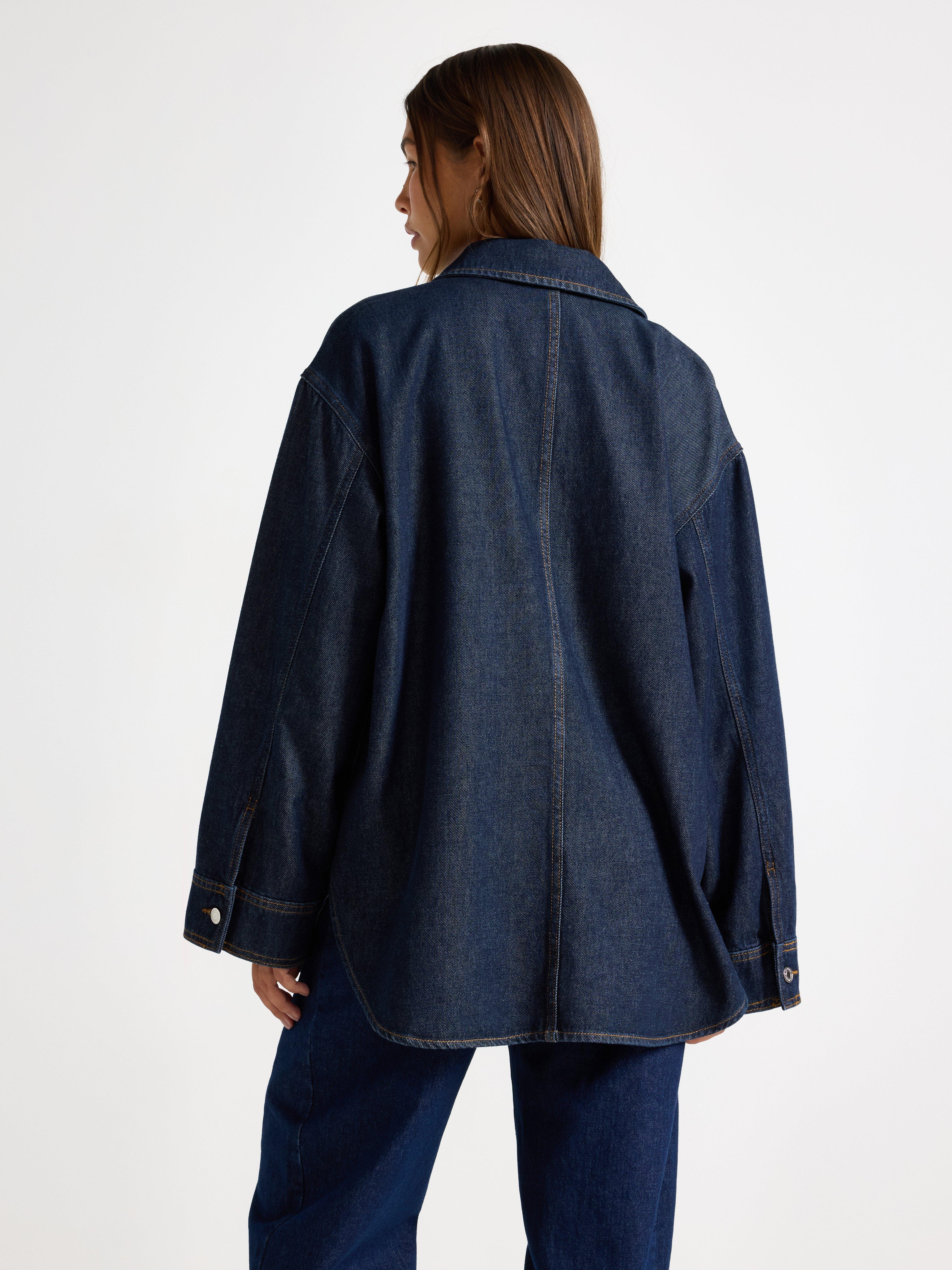 Jaqueta jeans em jeans escuro