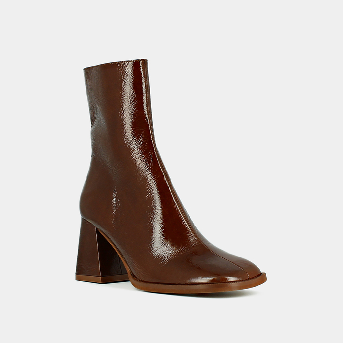 Bottines à talons épais et bouts carrés...  en cuir brillant marron
