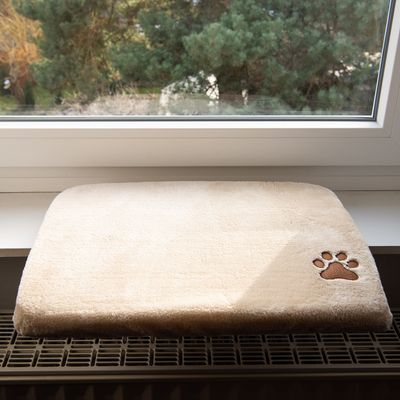 Pluschi Fensterbanksitz