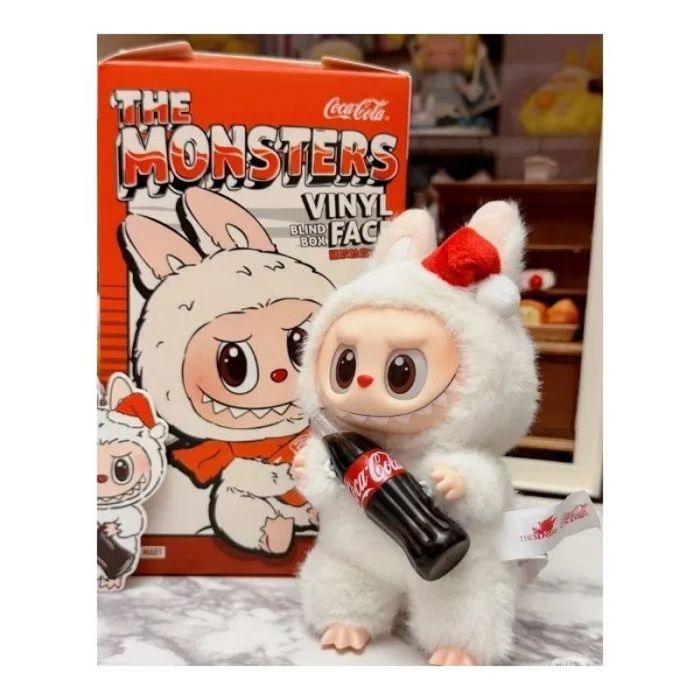 Labubu – Coca-Cola-Serie – Die Monster – Stehend und mit einem Coca-Cola-Vinylgesicht in der Hand – Plüschtier