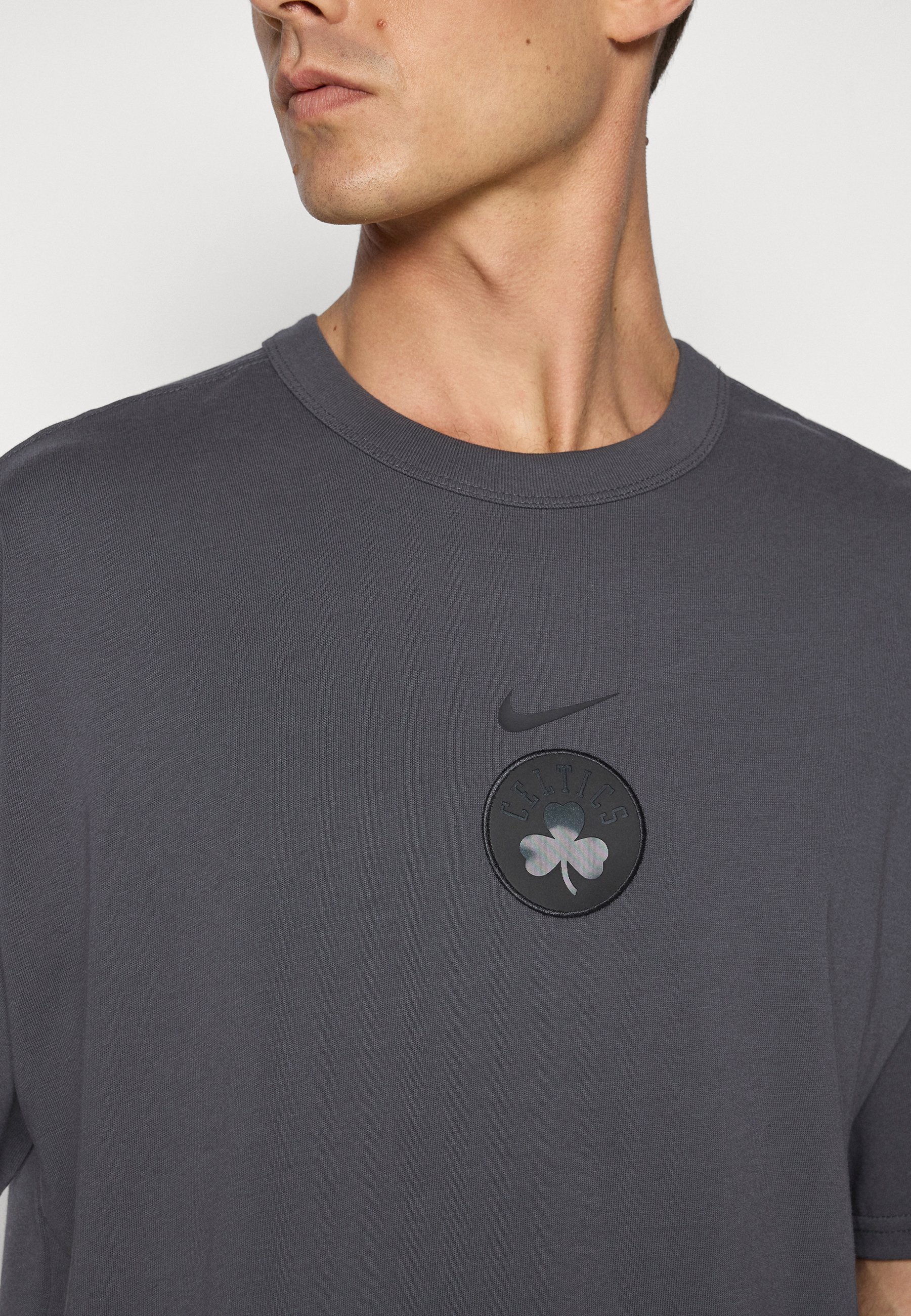 Nike Performance BOSTON CELTICS T-shirt - T-shirt met print - rookgrijs