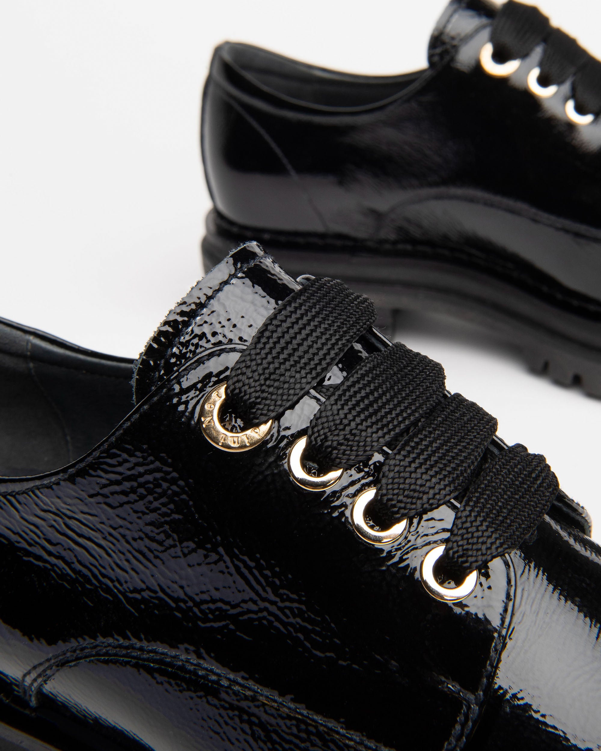  Damen-Schnürschuhe aus Lackleder