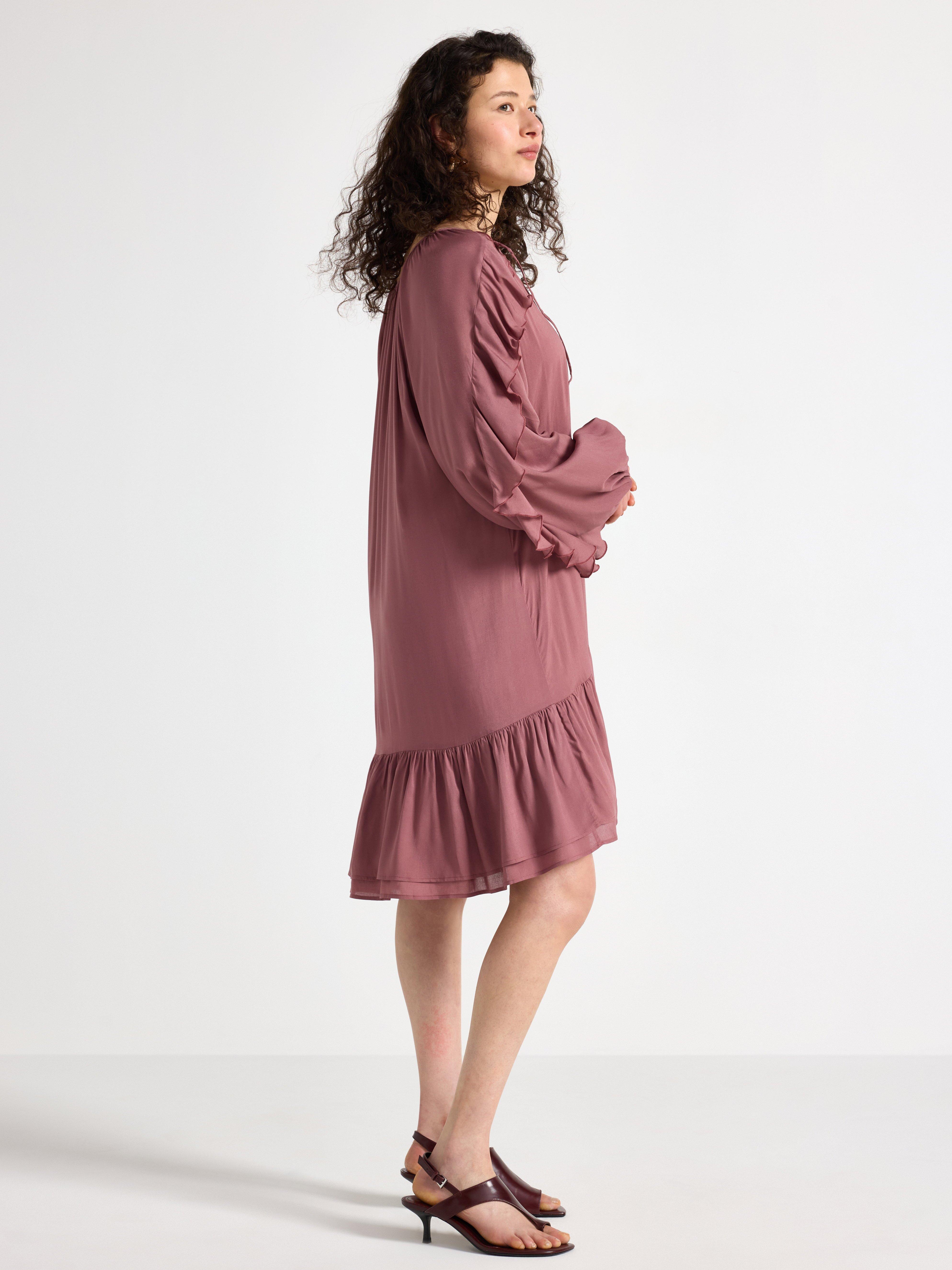 Mini vestido com babados rosa escuro acinzentado