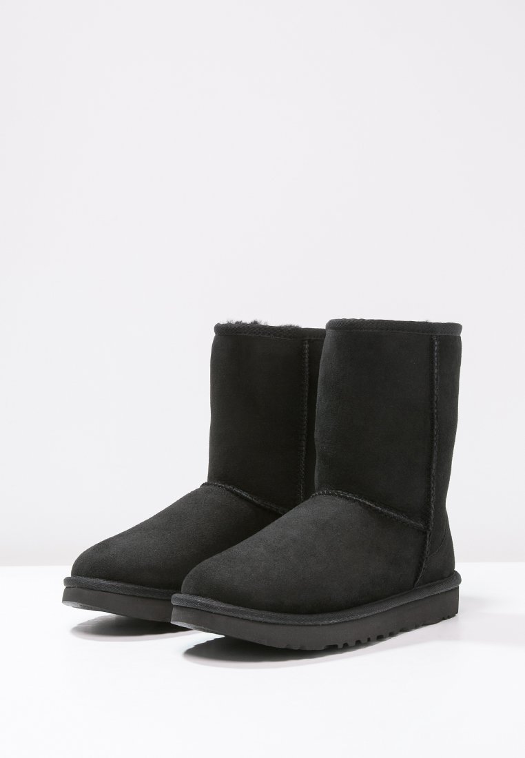 UGG CLASSIC SHORT II - Klassieke enkellaarsjes - zwart
