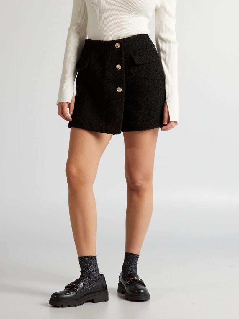 Shorts met rokje-effect en sierknopen - zwart