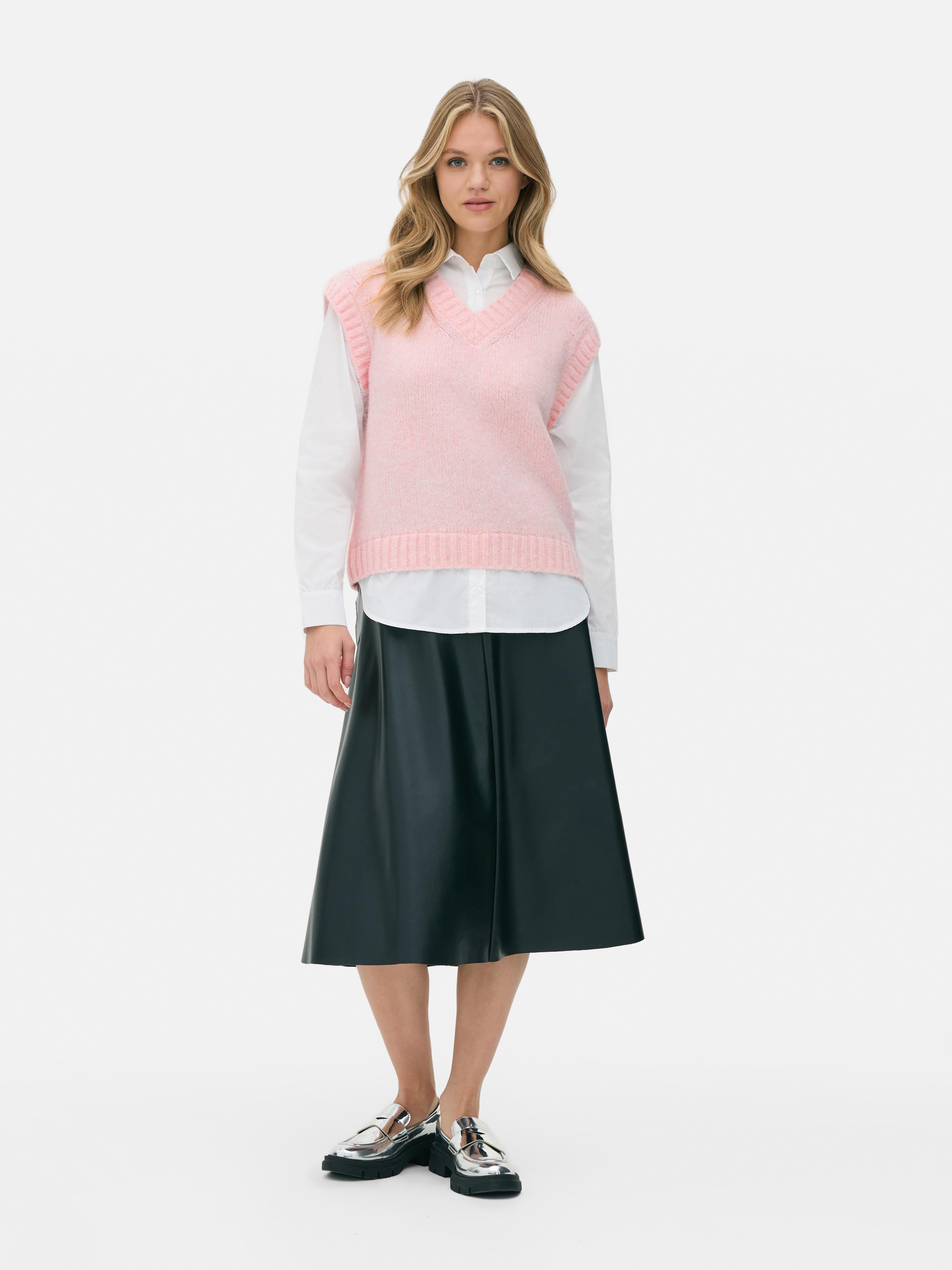 Cămașă și vestă 2 în 1. Optează pentru un stil lejer cu această vestă tricotată, cu guler pe dedesubt.