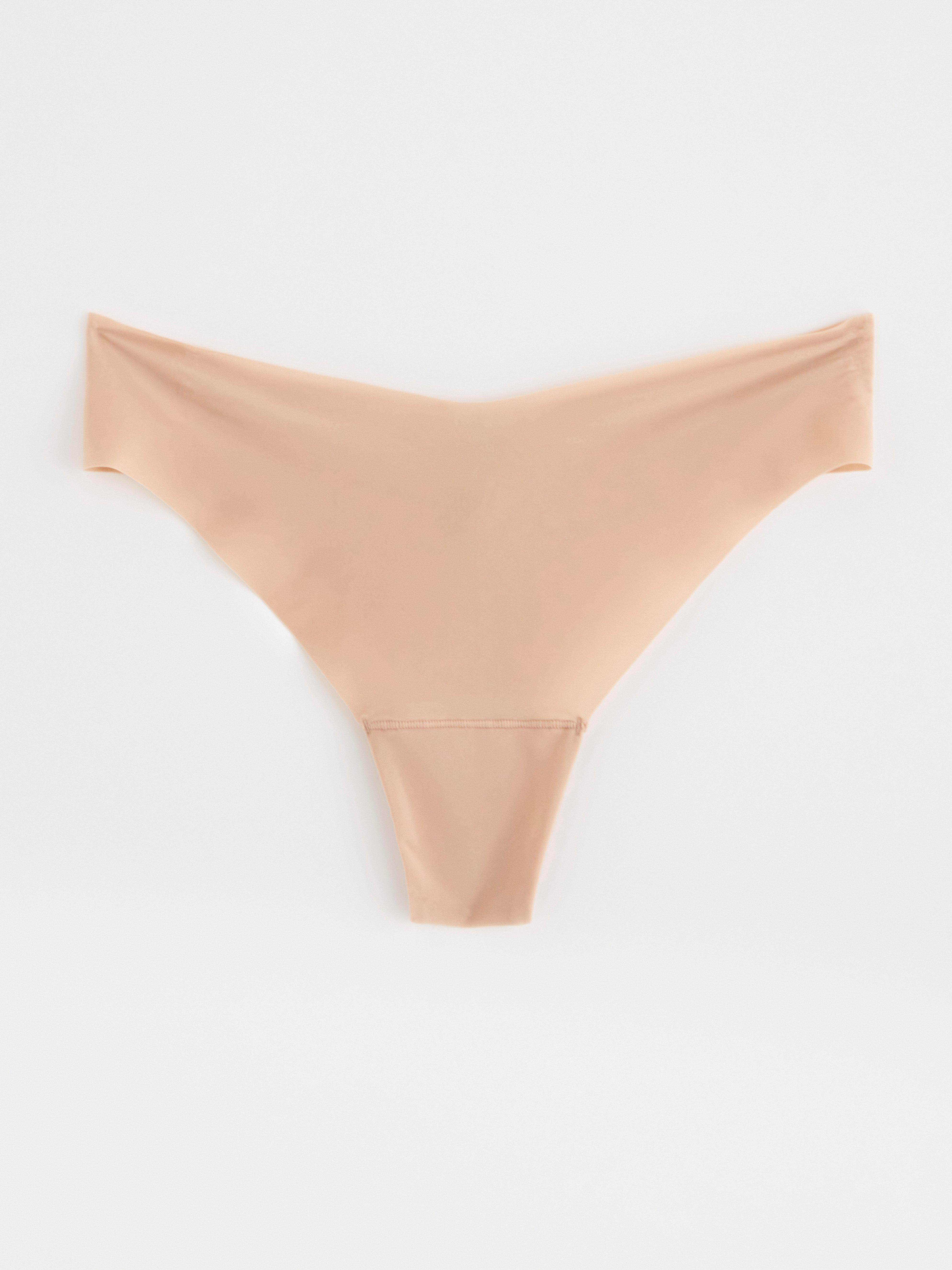 Tanga invisible con cintura normal, color beige.