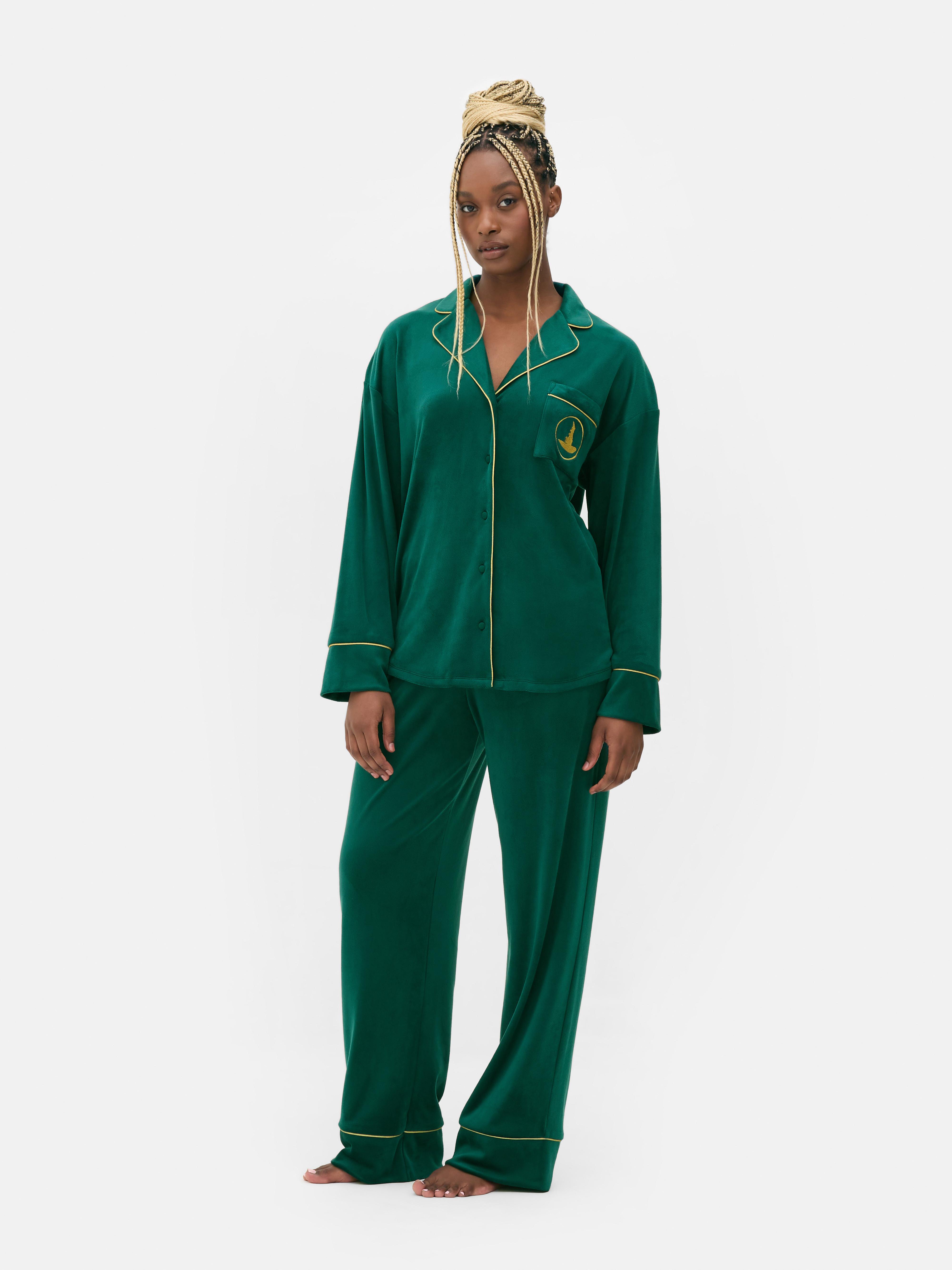 Cămașă de pijama din catifea Wicked x Primark. O cămașă de pijama confortabilă cu guler cu rever și mâneci lungi.