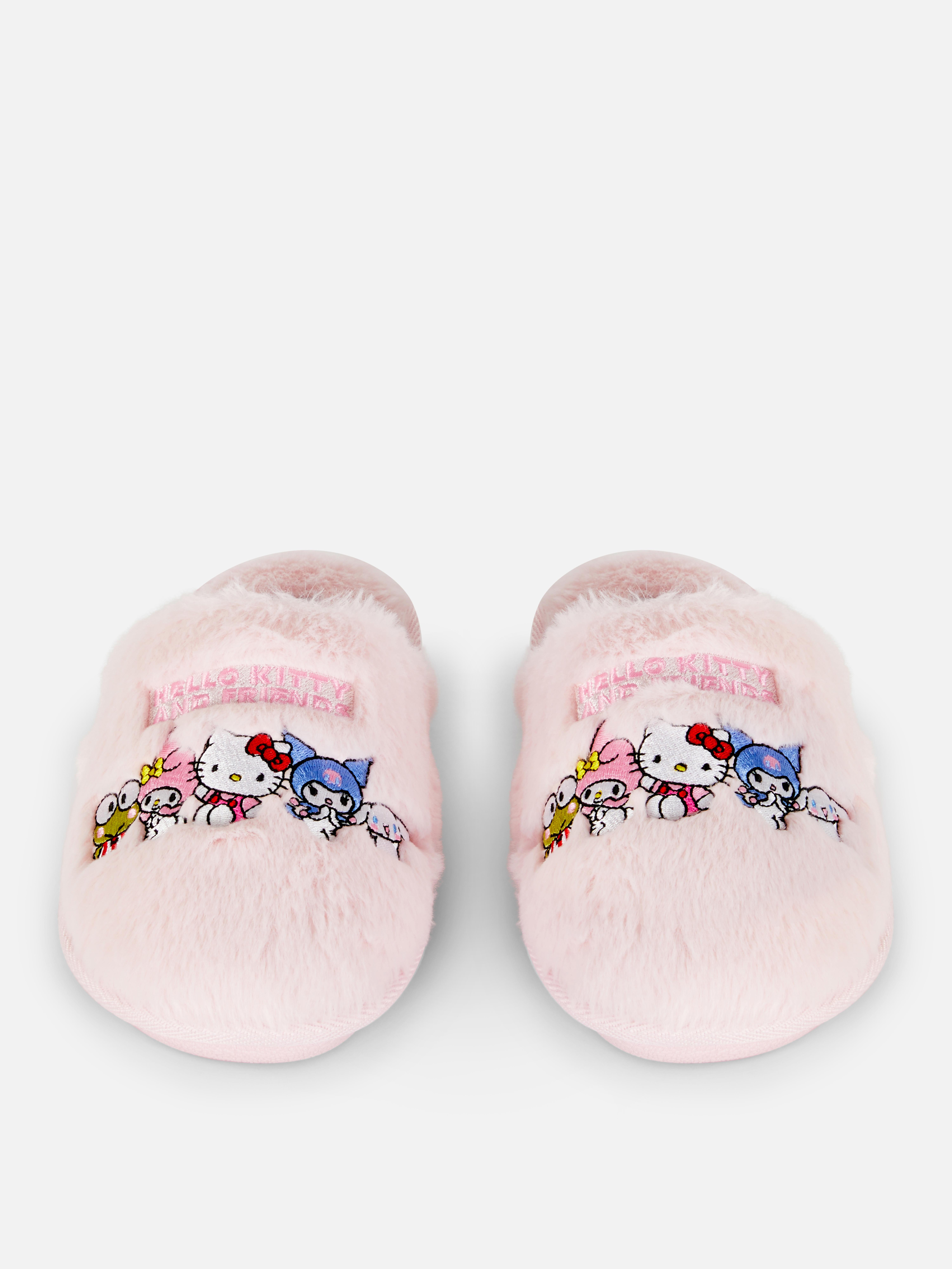 Papuci pufoși cu Hello Kitty și prietenii ei Papuci moi și pufoși cu Hello Kitty și prietenii ei deasupra