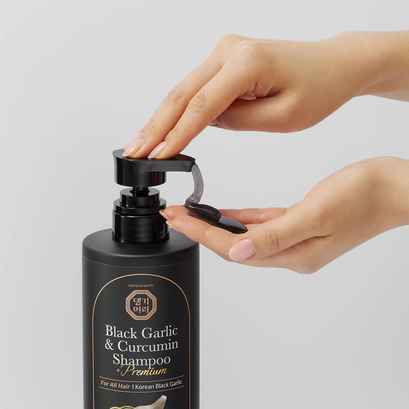 Shampoo DAENG GI MEO RI Alho Negro e Curcumina: shampoo regenerador profundo para crescimento e fortalecimento dos folículos capilares.