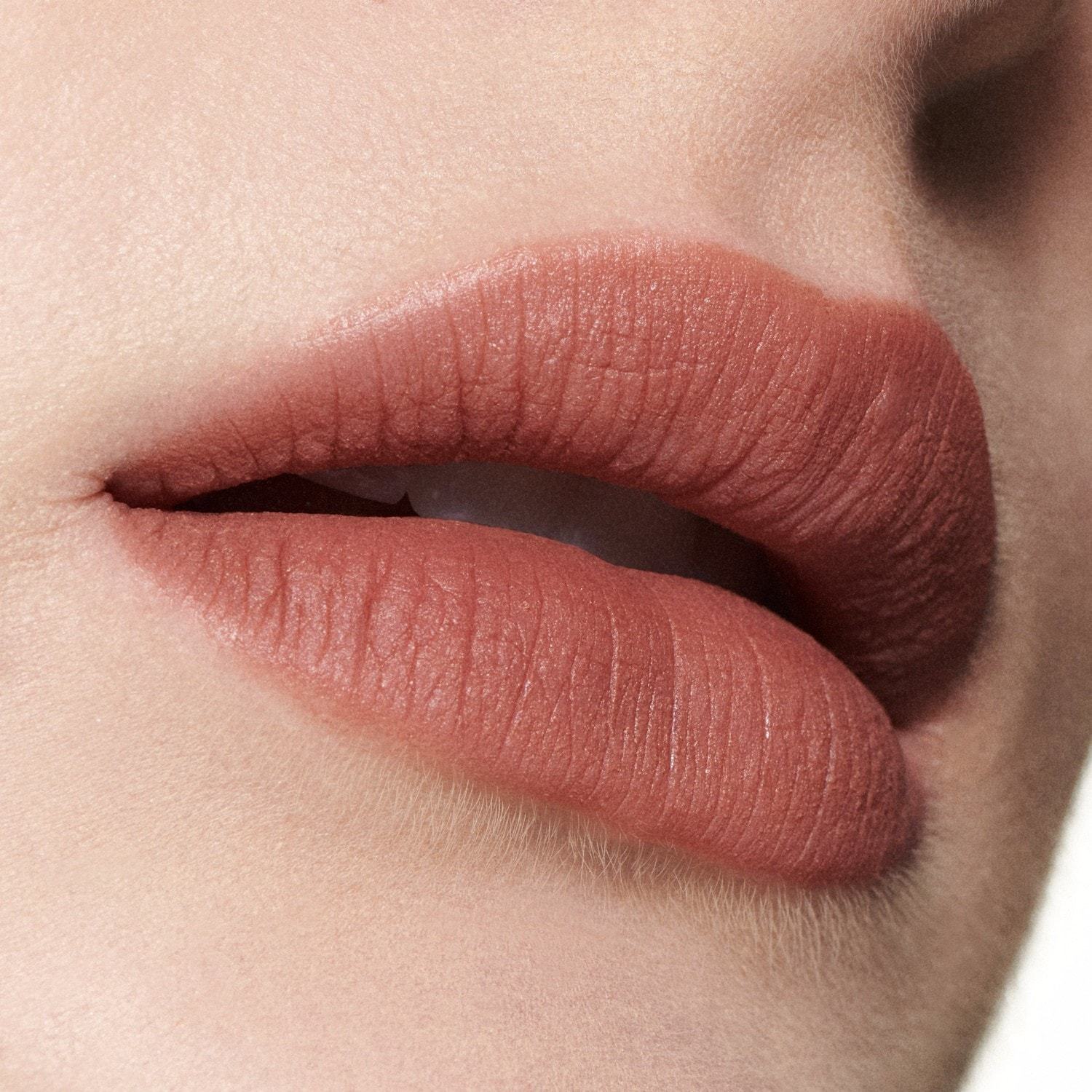 MAC skysti lūpų dažai „Intimate Nudes Powder Kiss“ – 5 ml