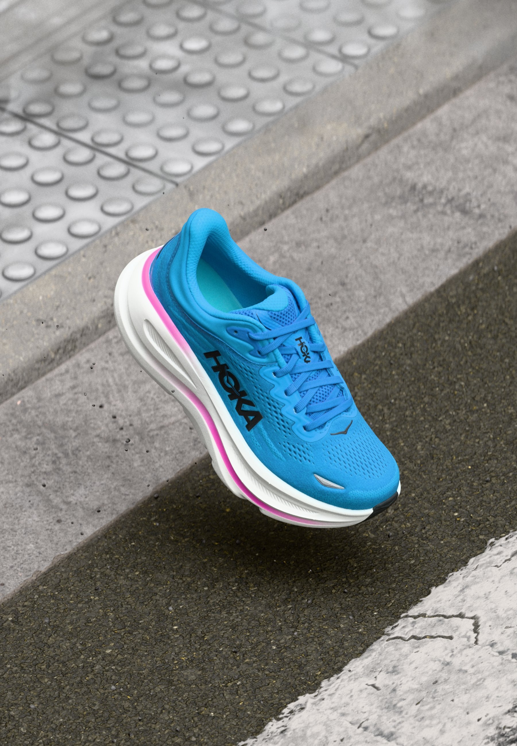 HOKA BONDI 9 - Straßenlaufschuhe - Himmelblau/Neonfuchsia