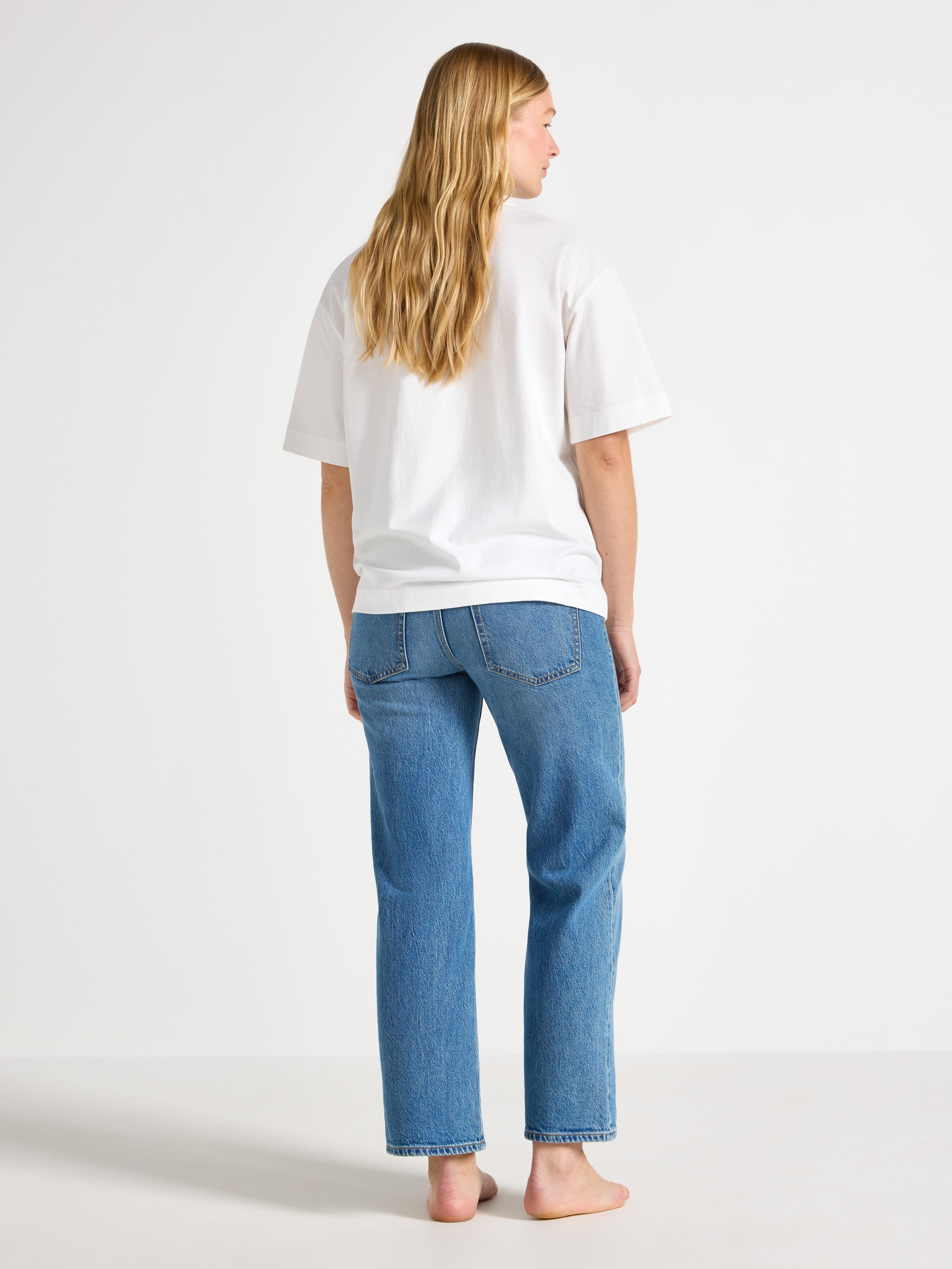 Calça jeans cropped MOM WIDE Hanna para gestantes, em denim claro.