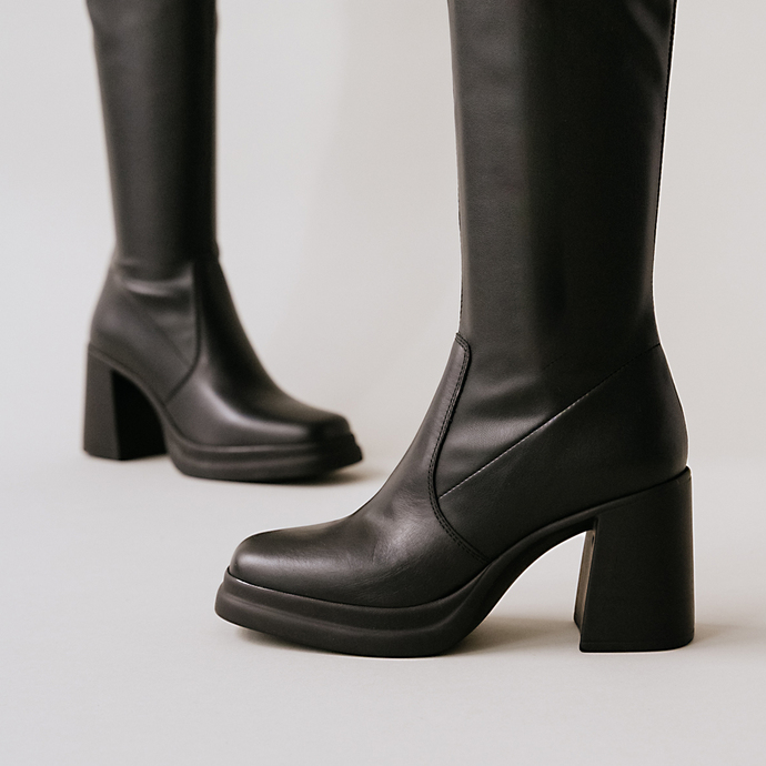 Bottes à plateformes et bouts carrés  en cuir et stretch noir