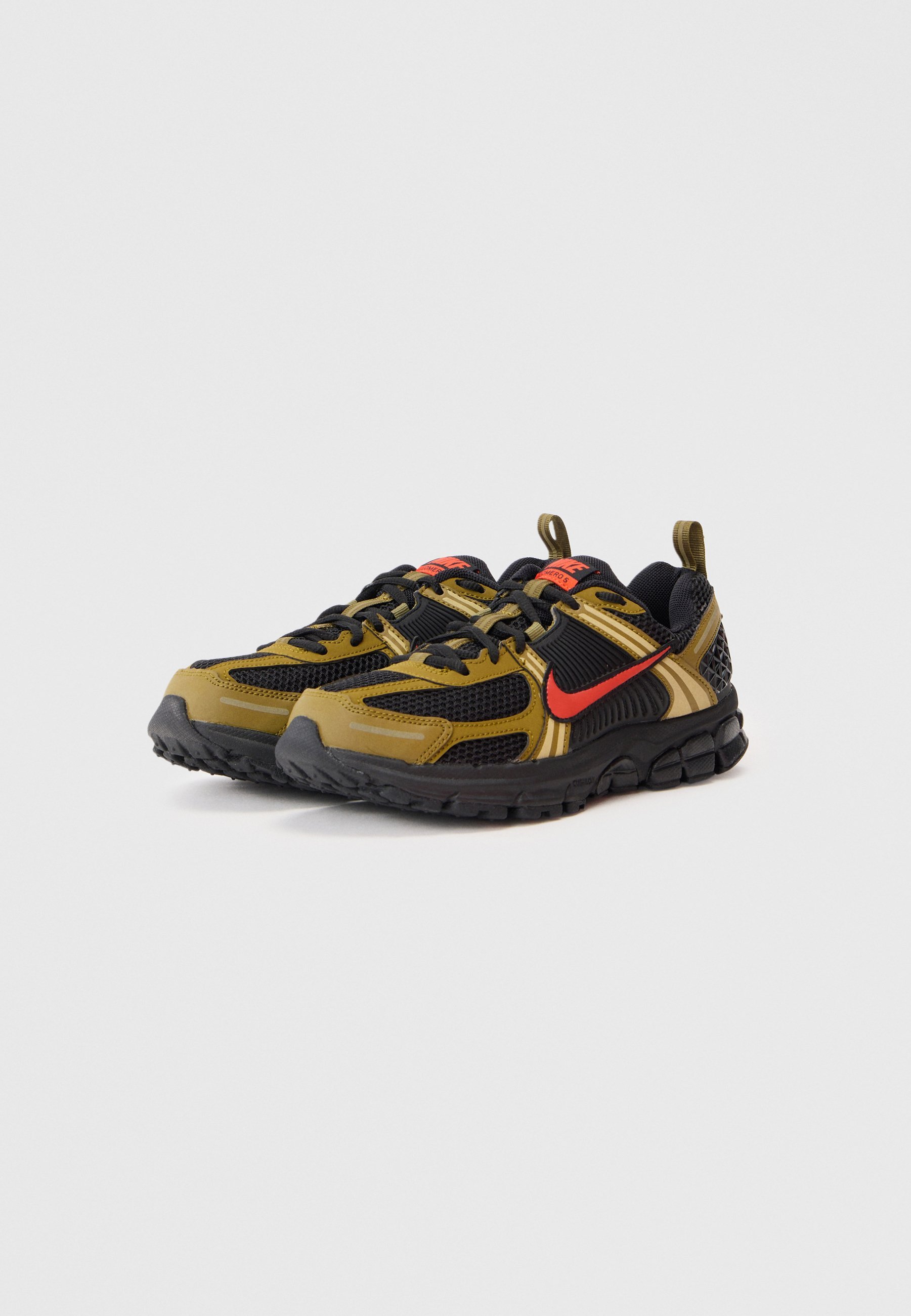 Nike Sportswear VOMERO 5 UNISEX - Trainers - black/picante red/olive flak/quantum moss