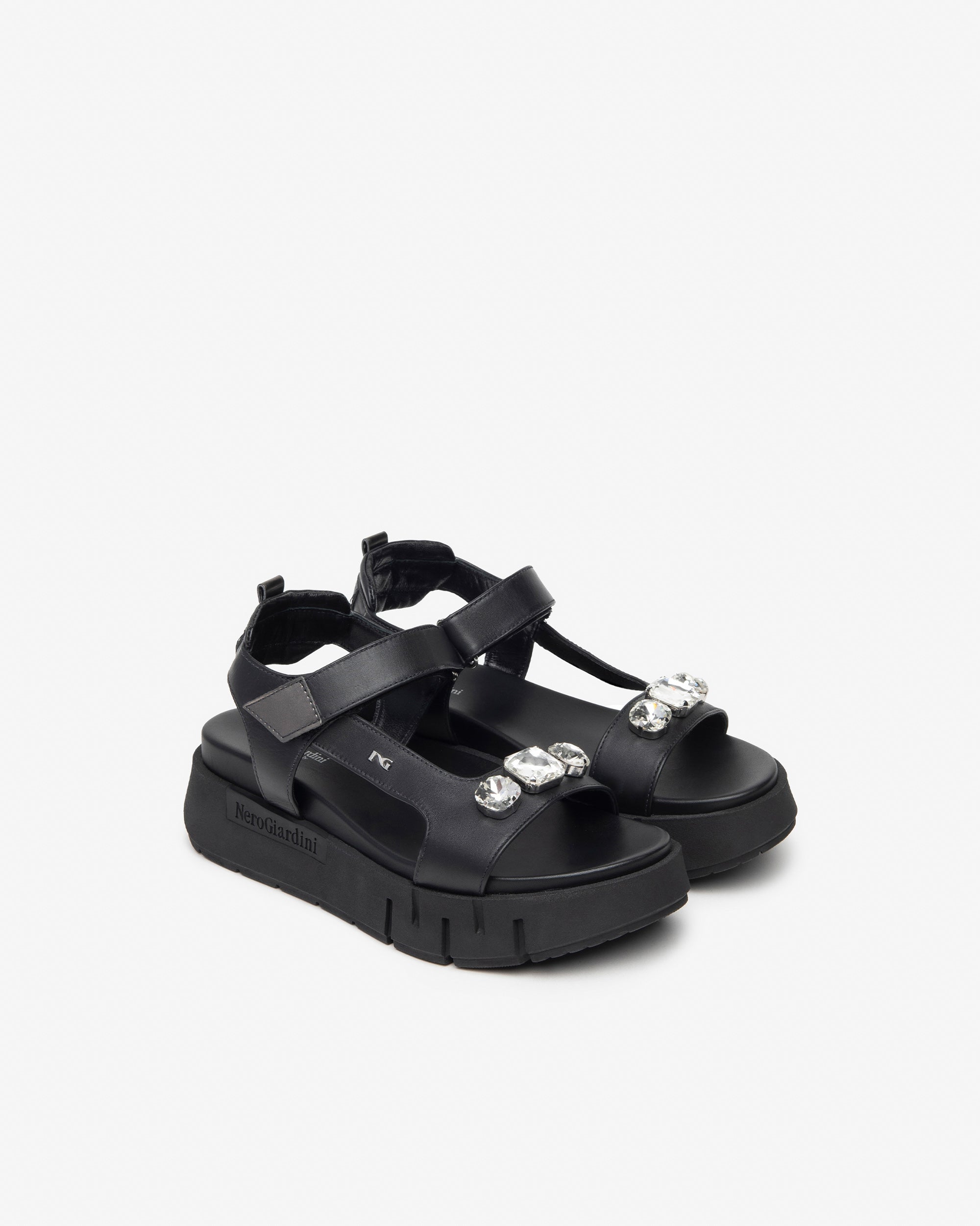  Damensandalen aus Leder und technischen Materialien