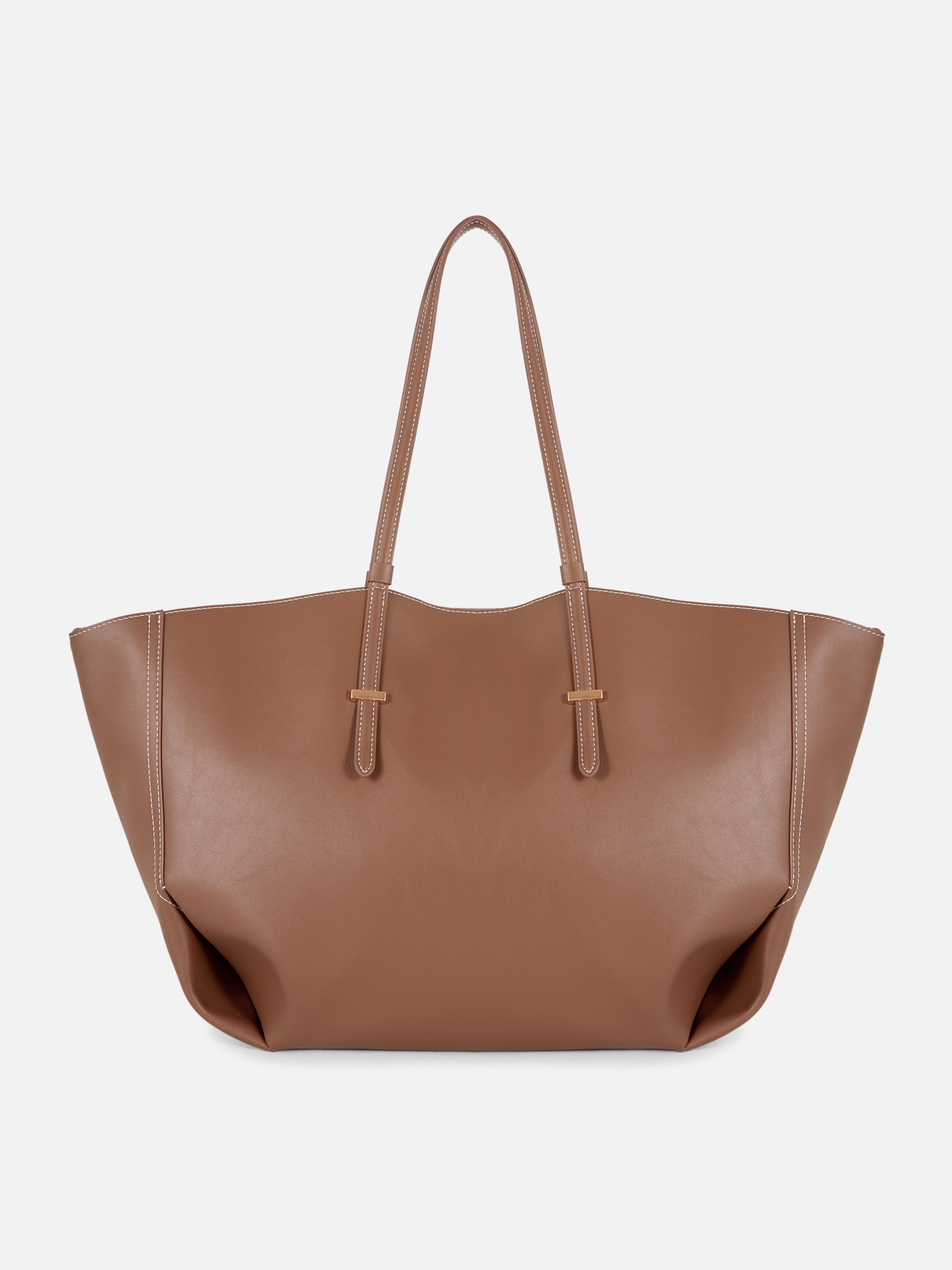 Große Schultertasche aus Kunstleder von The Edit. Eine minimalistische, farblich abgestimmte Tragetasche für den täglichen Weg zur Arbeit.