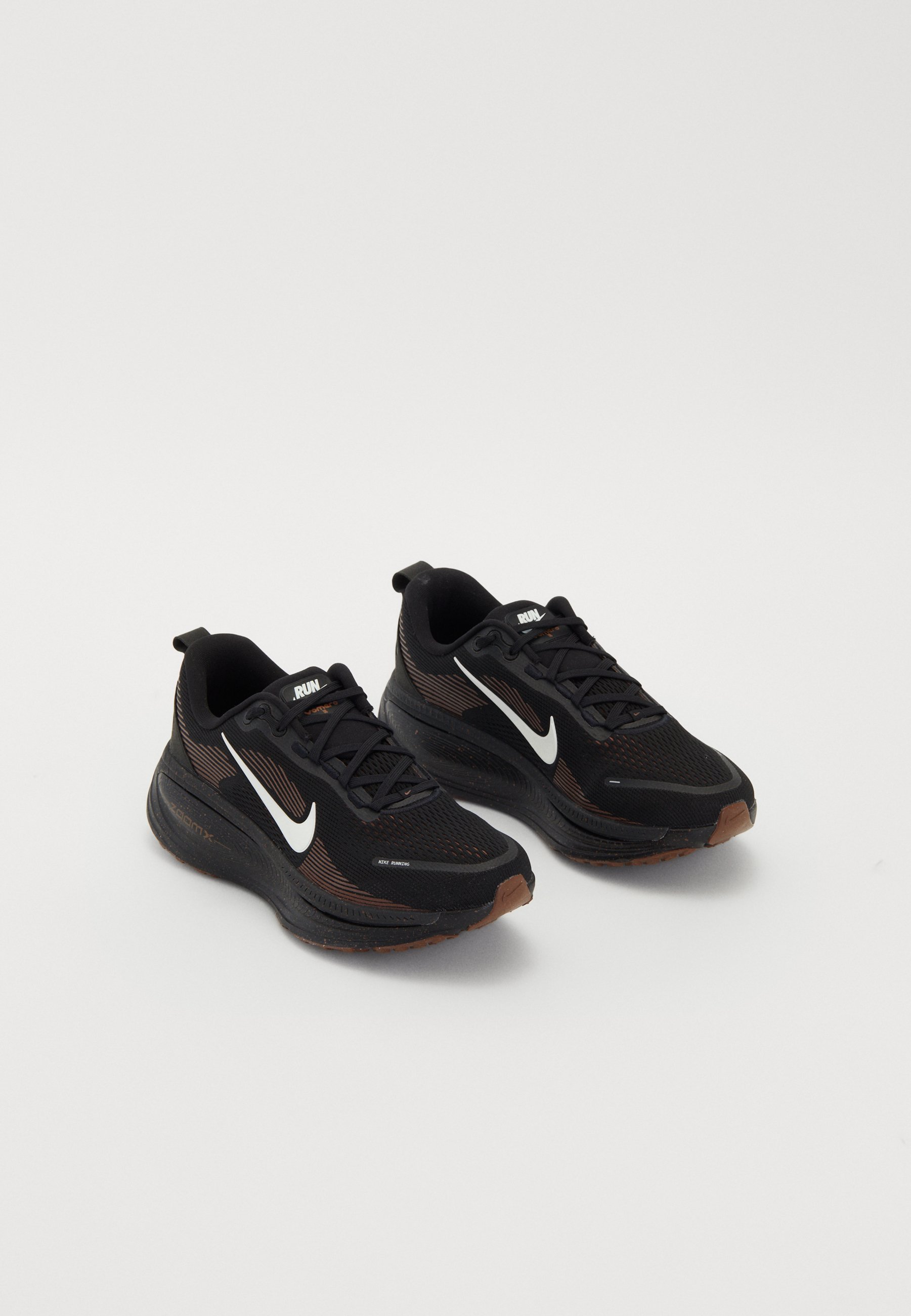 Nike Performance VOMERO 18 - Scarpe da corsa su strada - nero/grigio ferro/marrone/ocra del deserto