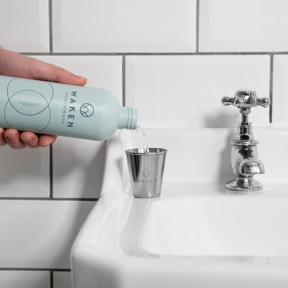Burnos skalavimo puodelis Burnos skalavimo skysčiai ir skalavimo skysčiai