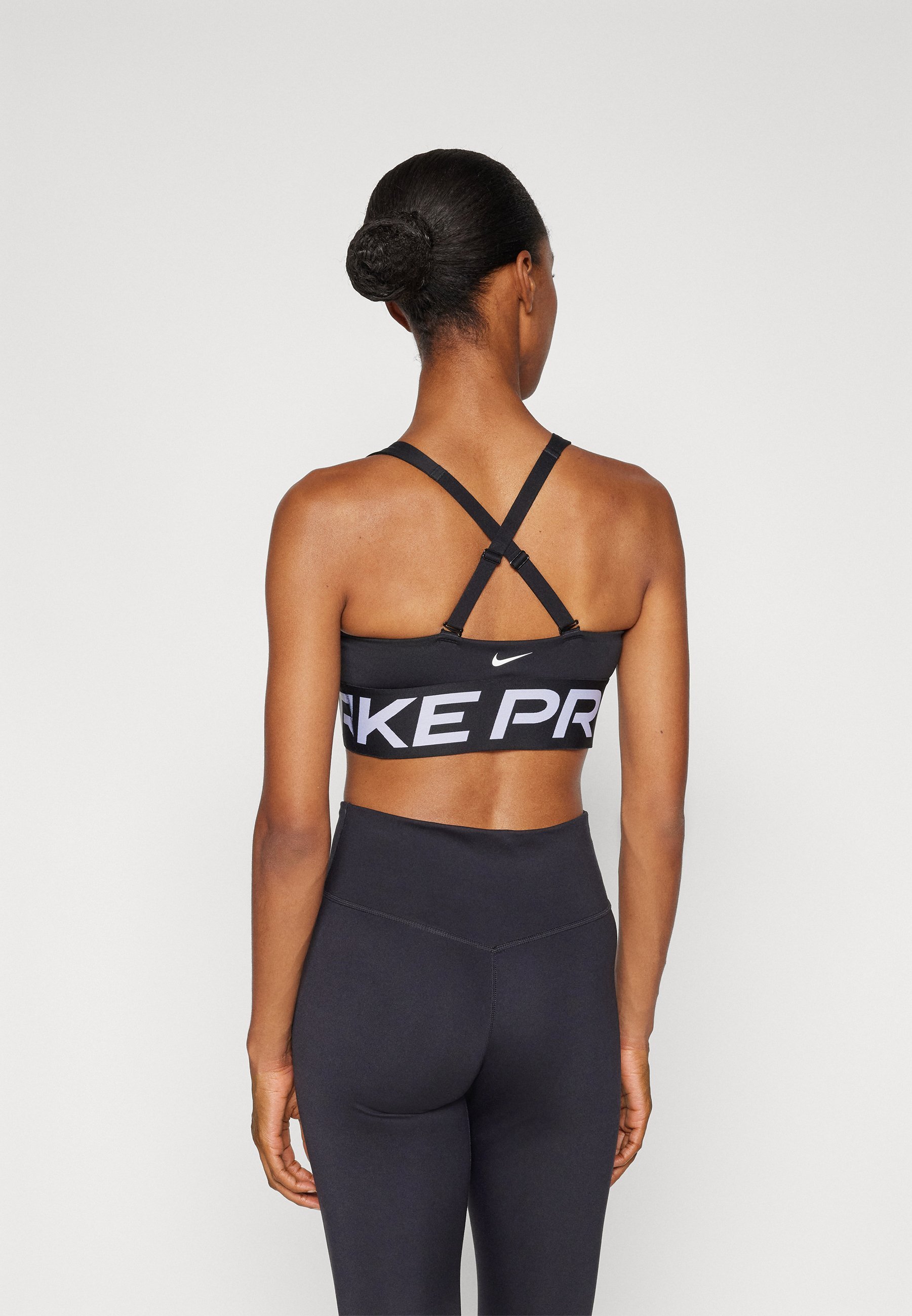Soutien-gorge de sport Nike Performance INDY PLUNGE BOLD - Maintien moyen - Noir/Blanc