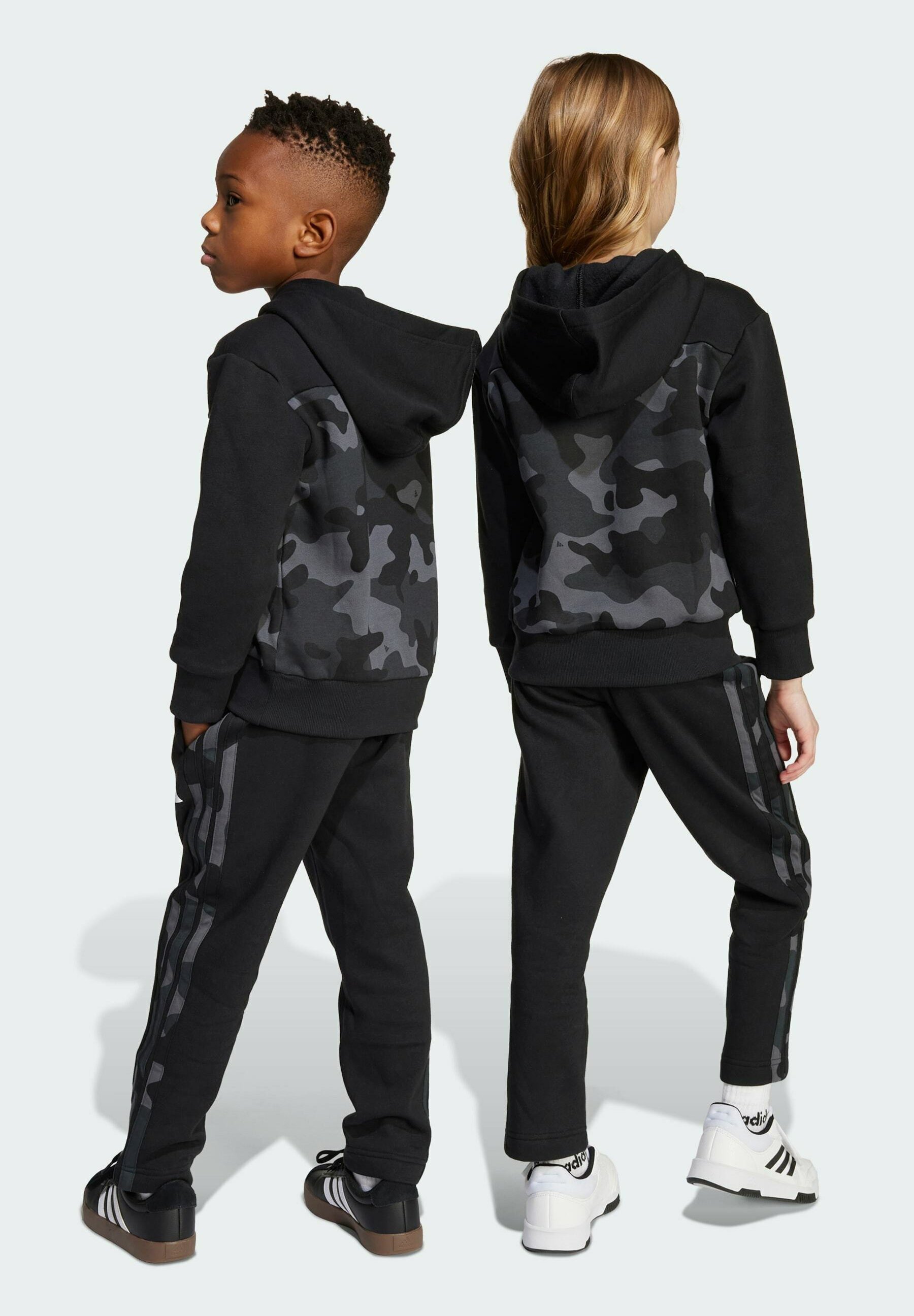 adidas Sportswear SEASONAL ESSENTIALS CAMO JOGGER SET - Trainingspak - zwart wit
