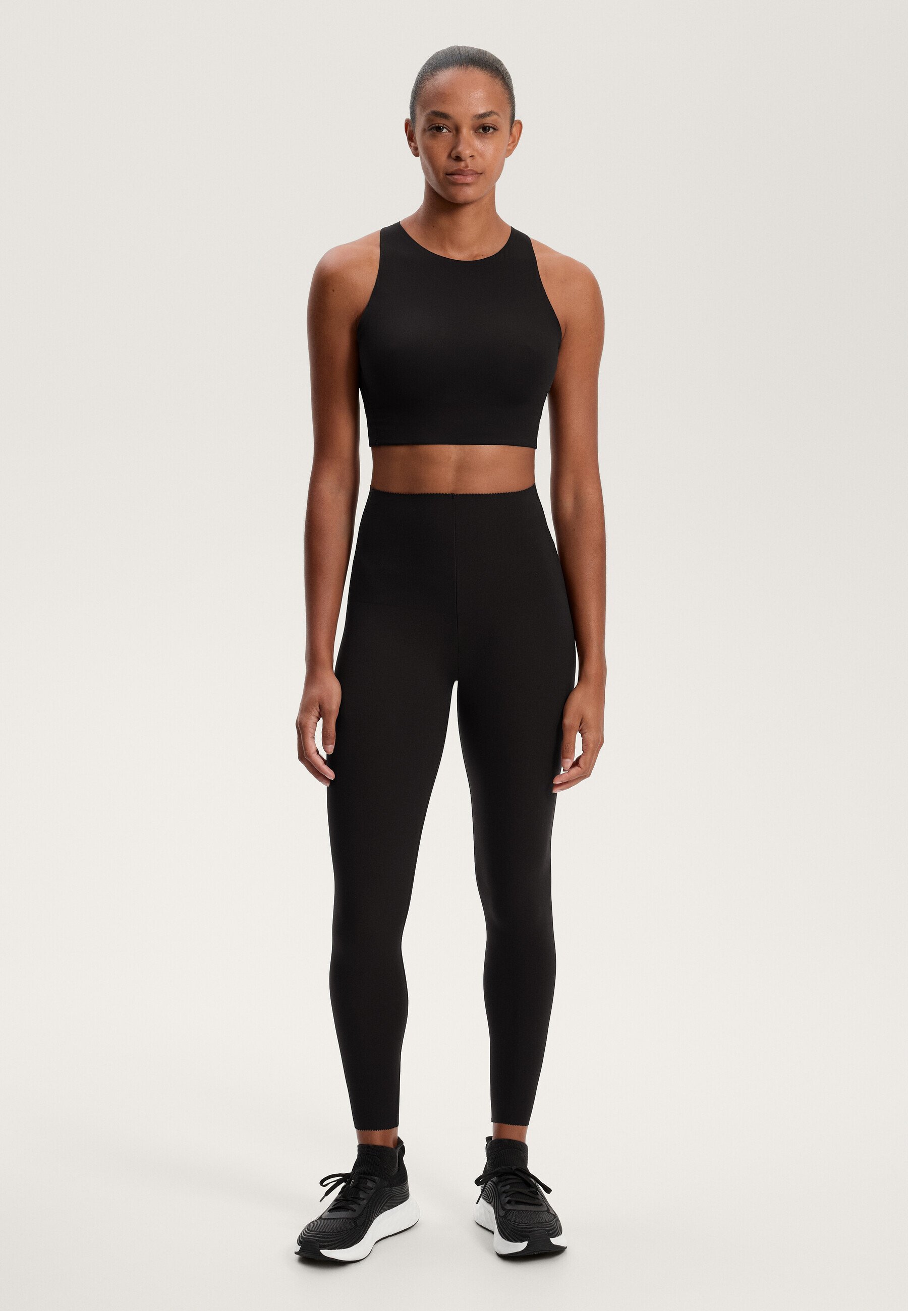 Soutien-gorge de sport à maintien moyen OYSHO LIGHT TOUCH - Noir