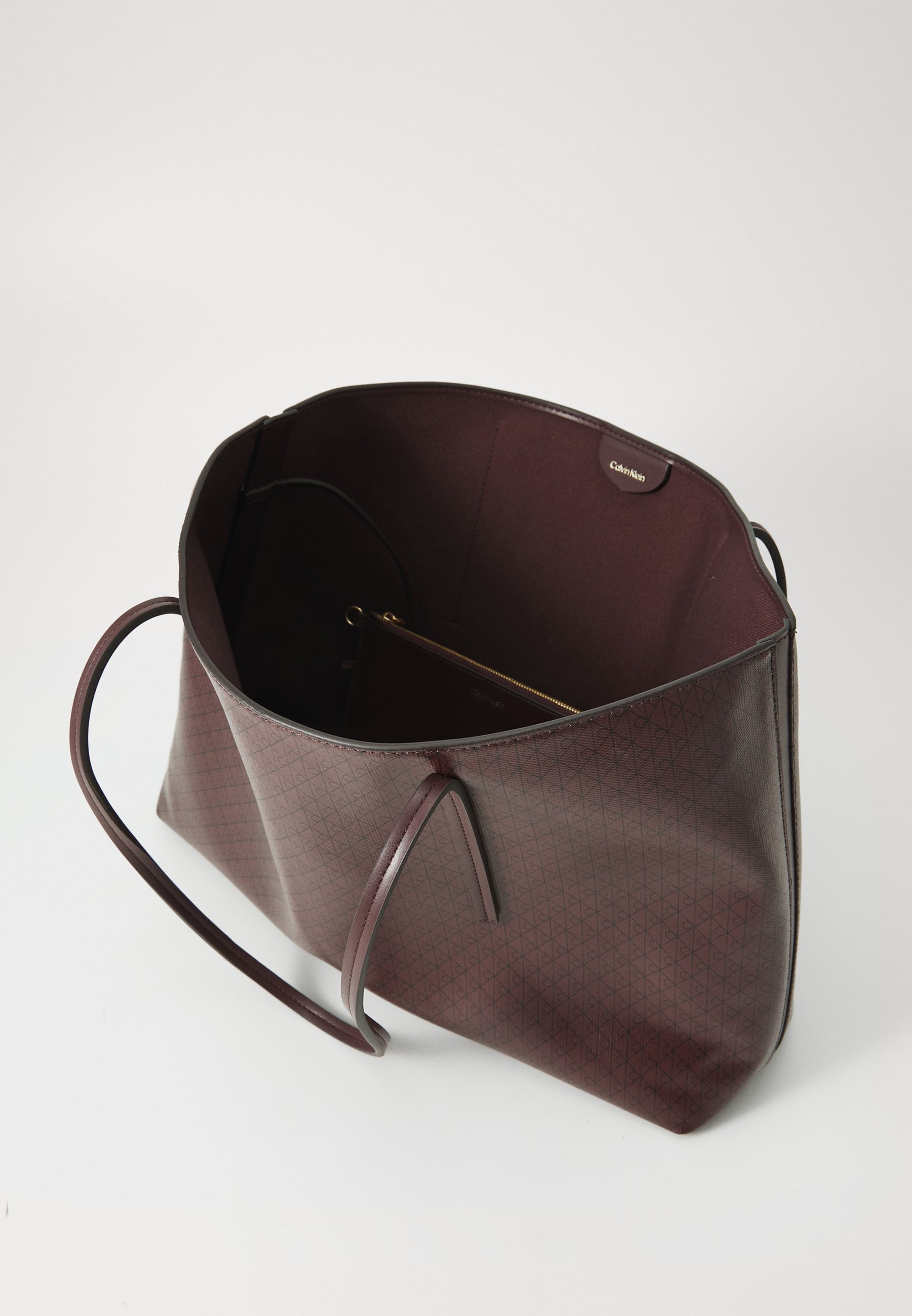 Calvin Klein COATED EMBLEM - Handtas - fudge aop