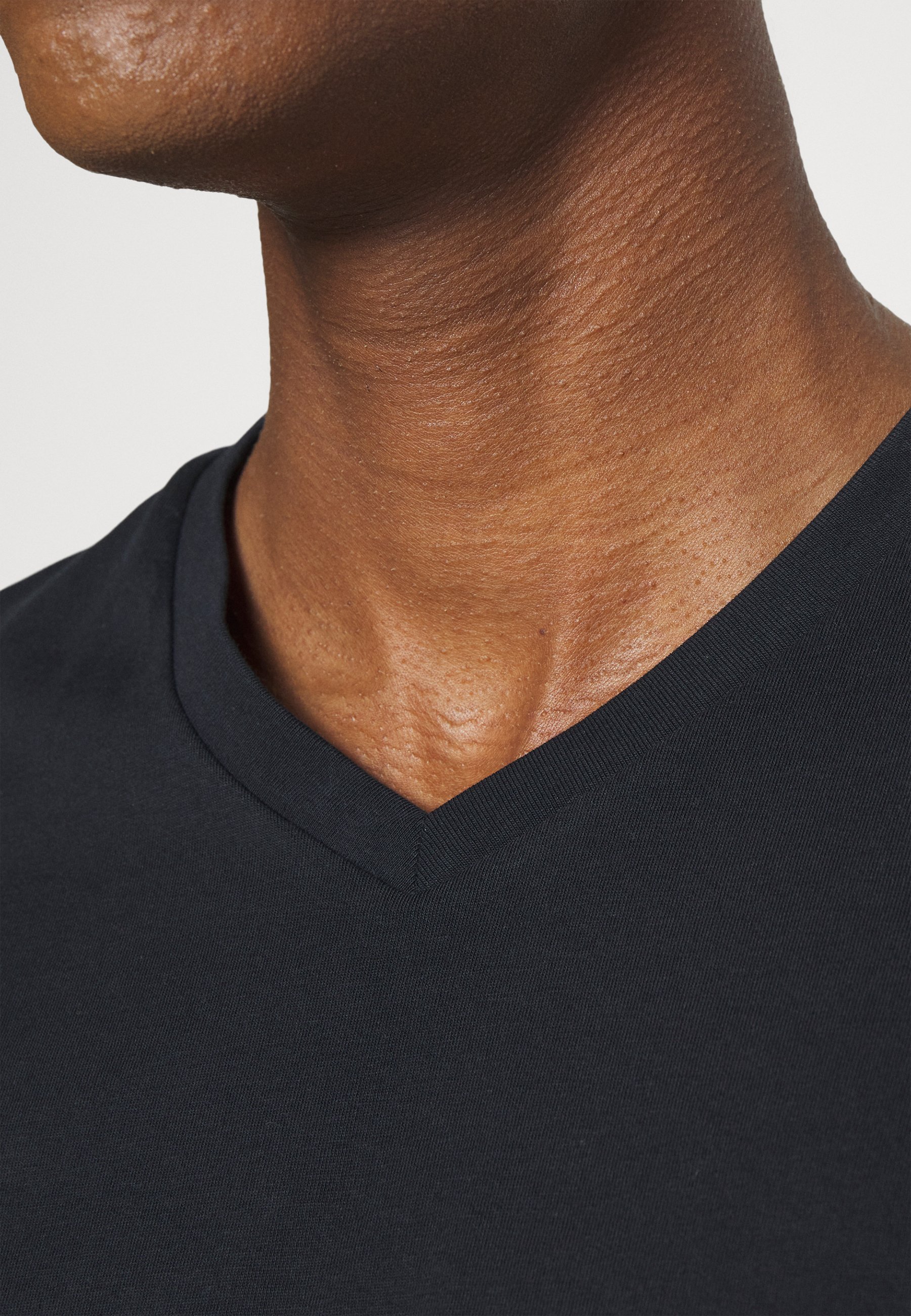 GANT SLIM SHIELD V NECK - Jednoduché tričko - black