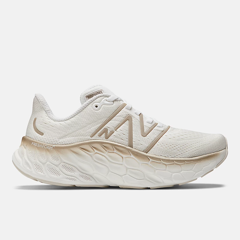 Fresh Foam X More v4 für Frauen – Weiß mit goldenem Metallic-Finish und Mondlichtglanz