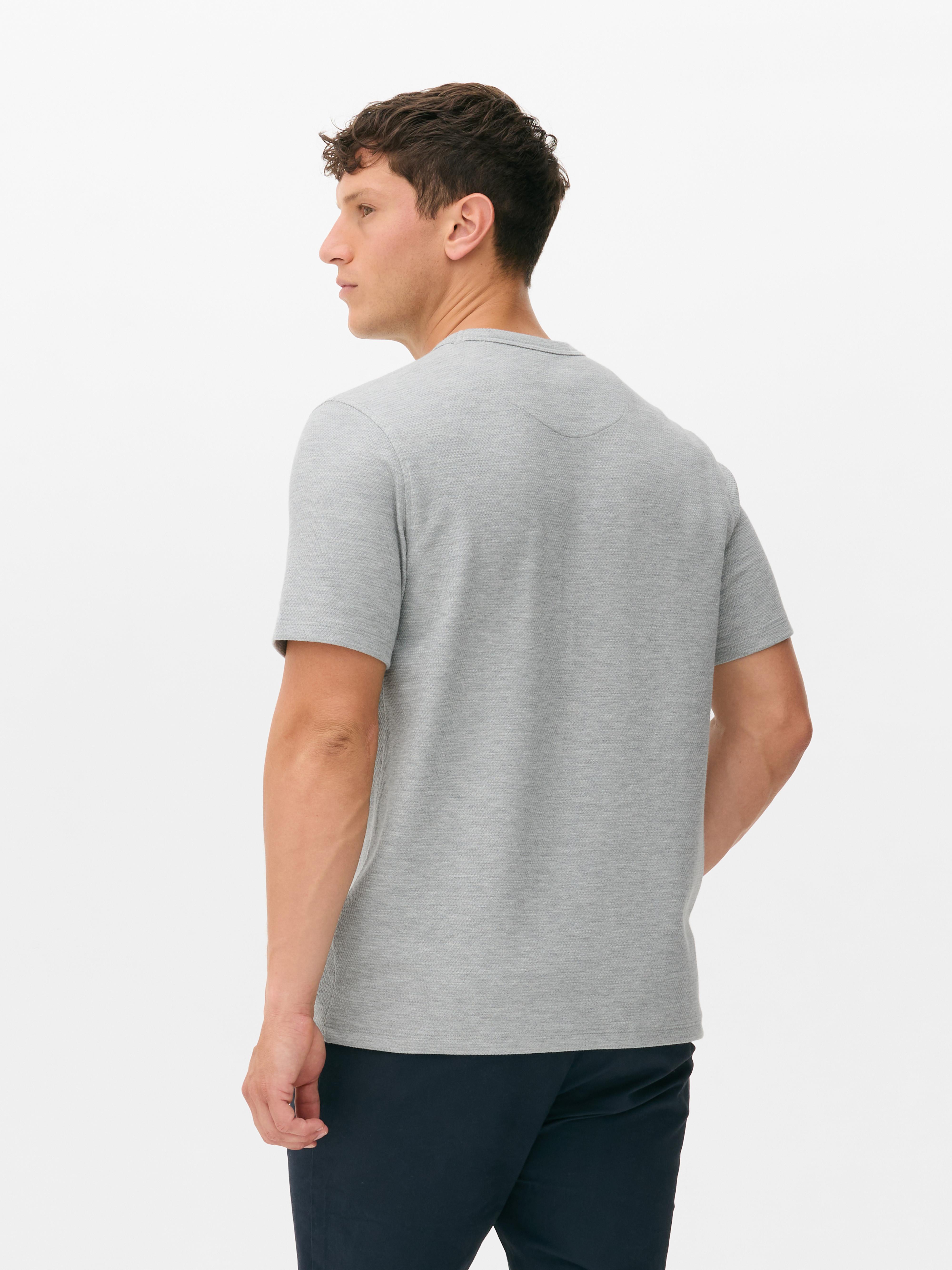 T-Shirt mit Wabenstruktur Ein T-Shirt mit Rundhalsausschnitt, kurzen Ärmeln und Wabenmuster