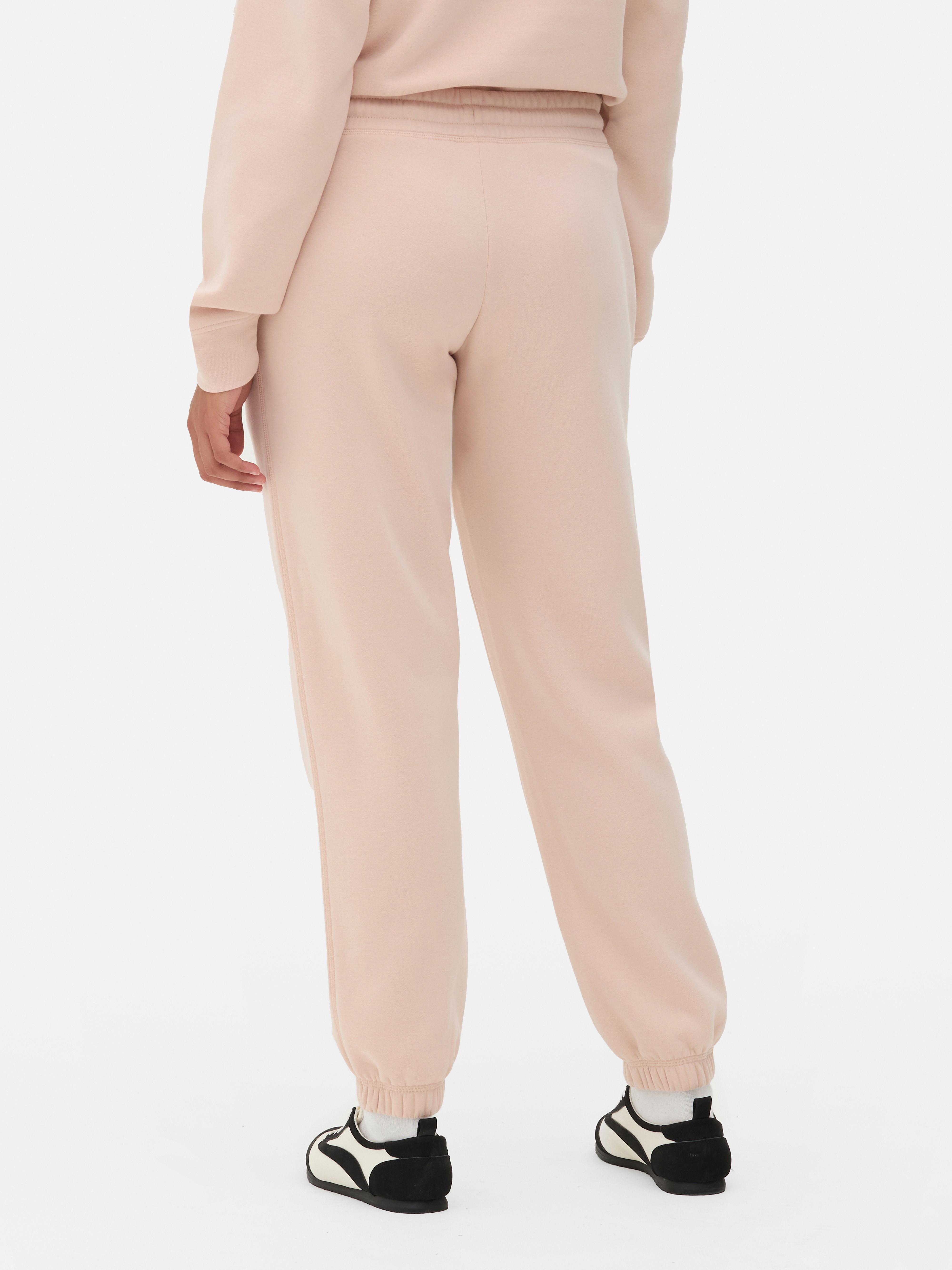 Pantaloni de trening asortați cu Minnie Mouse de la Disney. Pantaloni de trening Minnie Mouse cu un desen animat clasic și talie elastică.