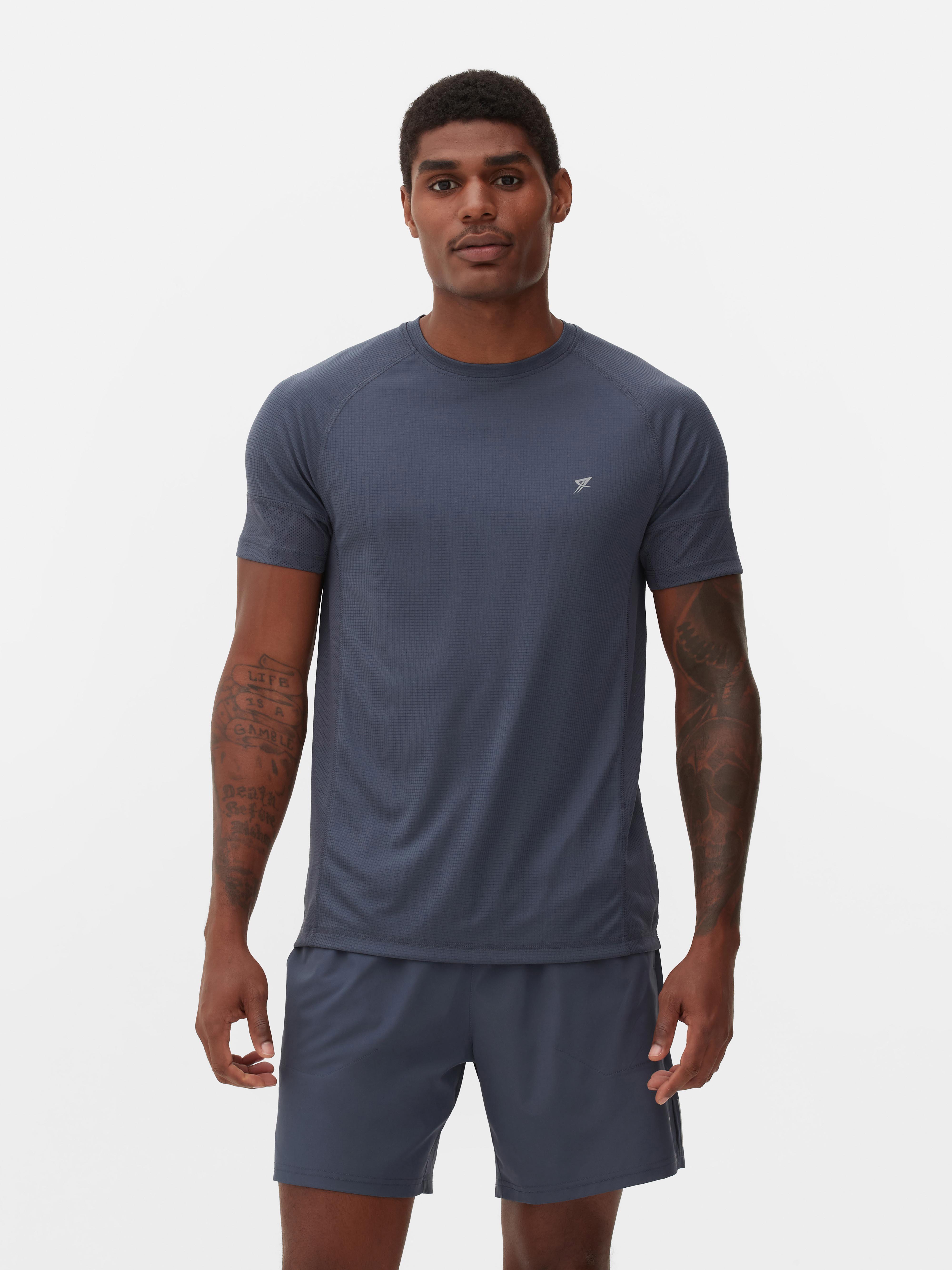 Tricou sport cu mânecă scurtă Extinde-ți colecția de articole sportive cu acest tricou cu guler rotund, mâneci scurte și logo reflectorizant