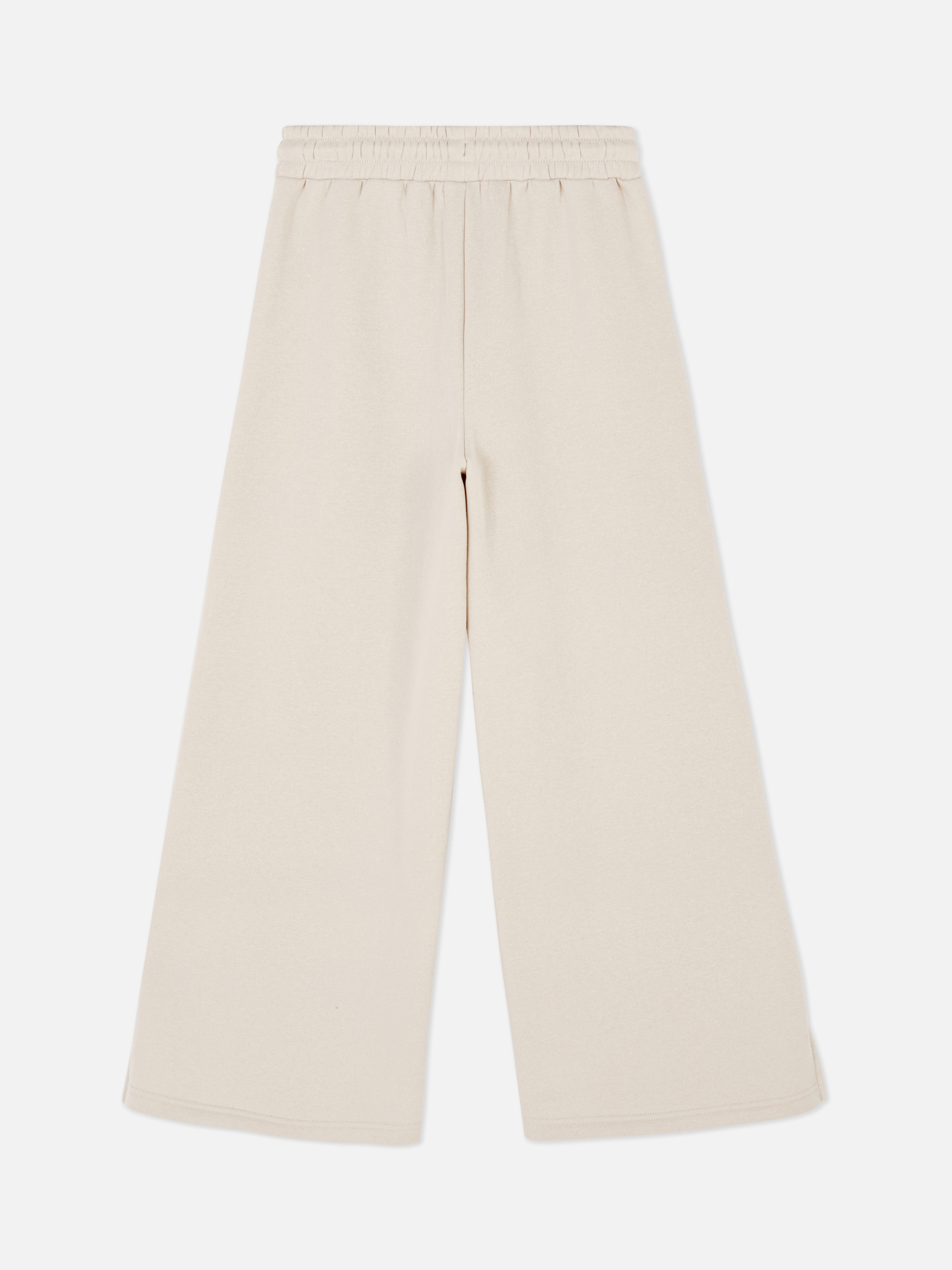 Weit geschnittene Jogginghose Diese Jogginghose hat weite Beine mit Schlitz, einen Kordelzug im Bund und Taschen