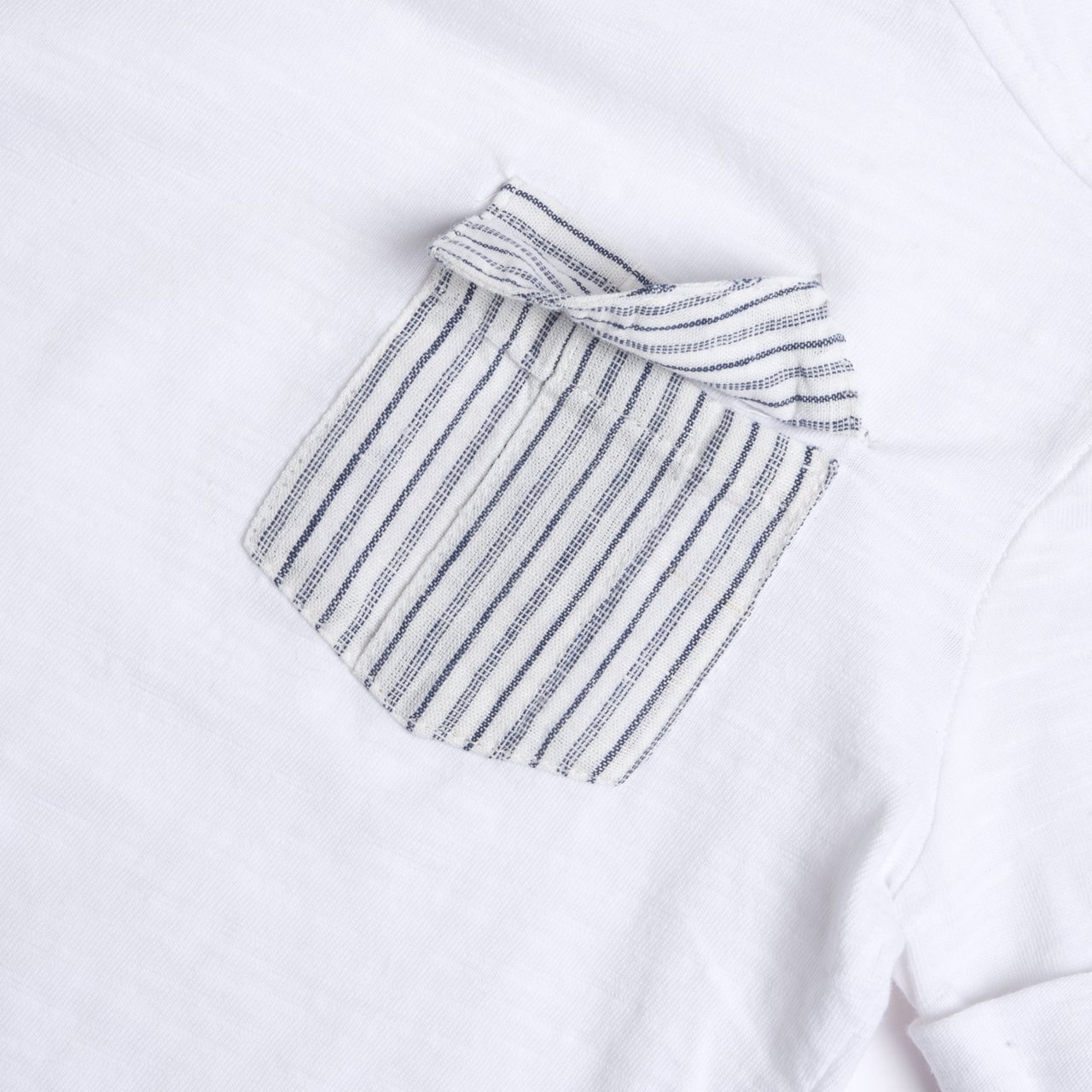 T-Shirt mit kontrastierender Tasche