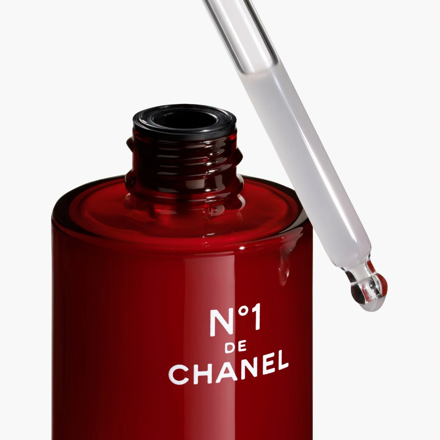 CHANEL PRÉVIENT ET CORRIGE L’APPARENCE DES 5 SIGNES DE L’ÂGE