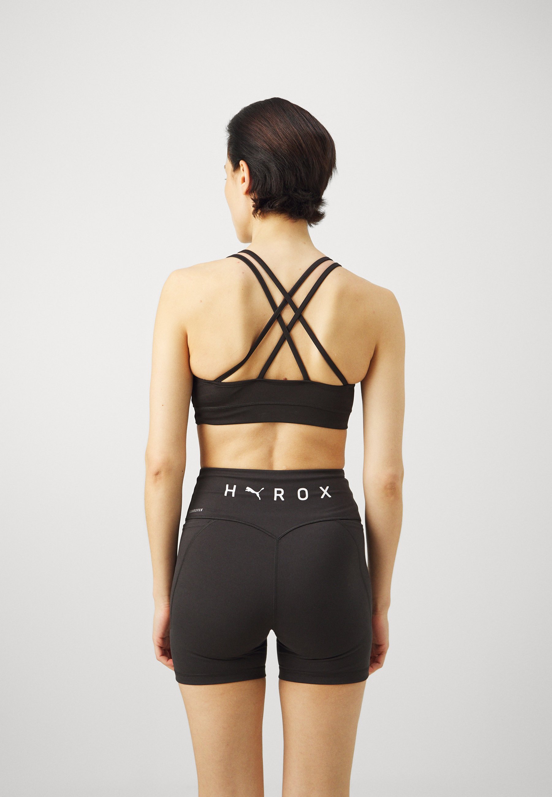 Puma HYROX MOVE STRAPPY BRA - Közepes tartást adó sportmelltartó - fekete
