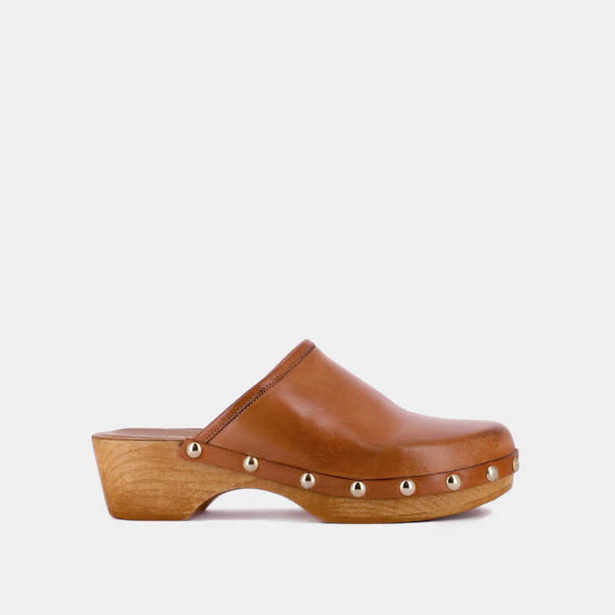 Sabots à clous  en cuir cognac
