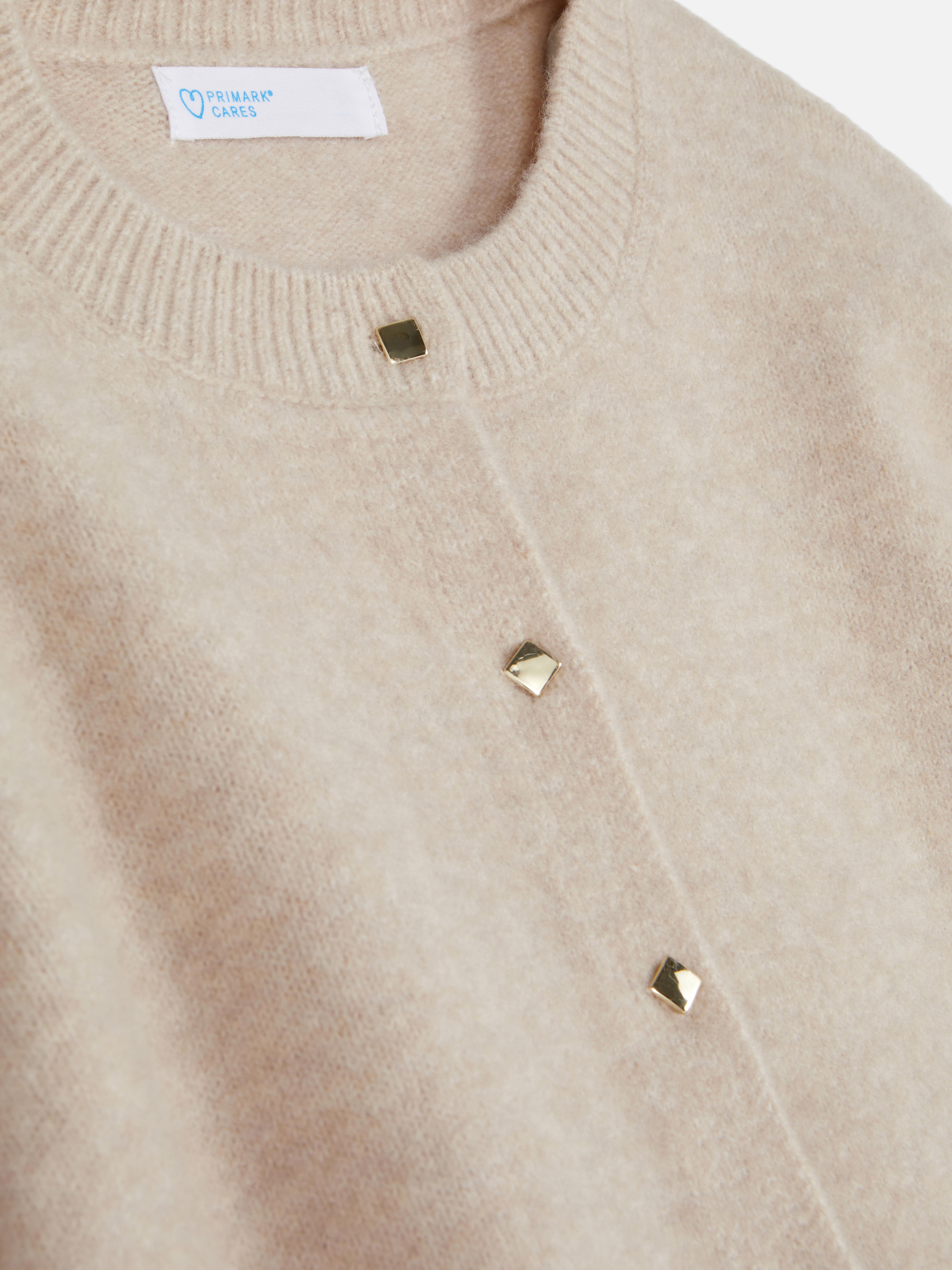 Cardigan lavorato a maglia con bottoni. Questo cardigan lavorato a maglia con bottoni è il tocco caldo perfetto per i tuoi outfit.