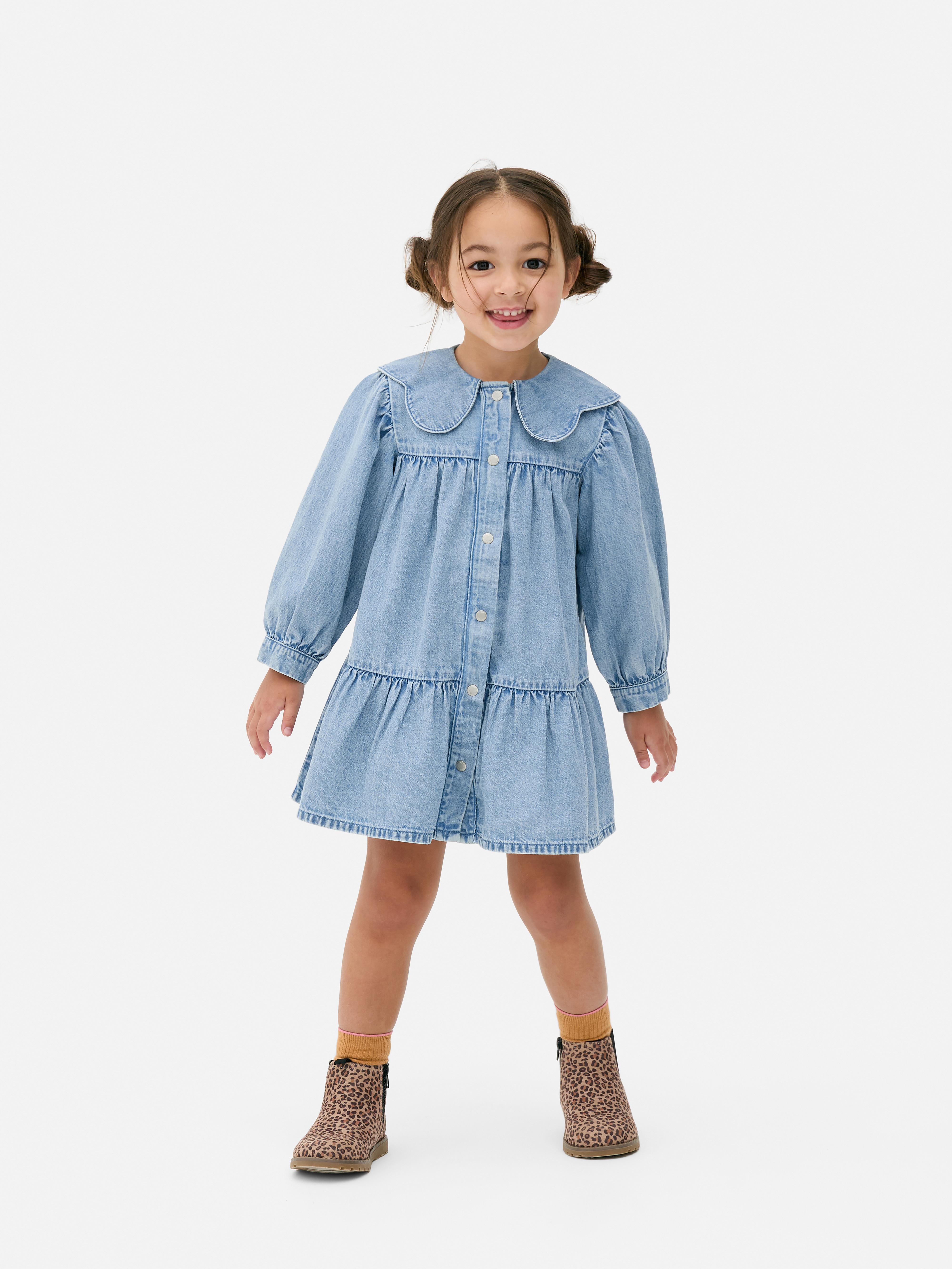 Abito in denim con strisce Un abito in denim con strisce, bottoni a pressione e colletto Peter Pan