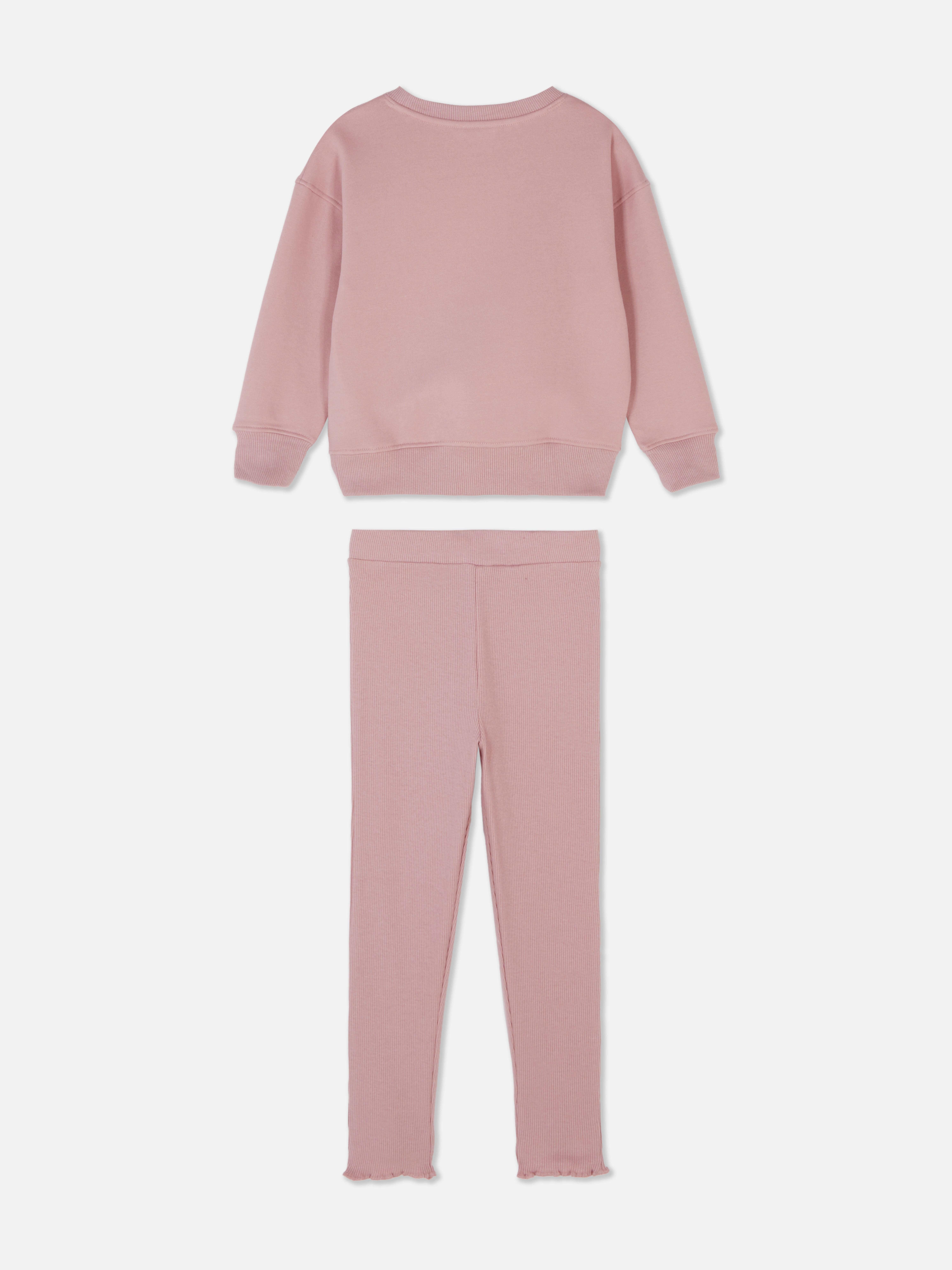 Sweatshirt und Jogginghose mit Rundhalsausschnitt. Ein geripptes Set bestehend aus einem Oberteil mit Rundhalsausschnitt und passender Hose.