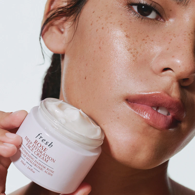 Creme facial hidratante Fresh Rose Deep Hydration com ácido hialurônico.