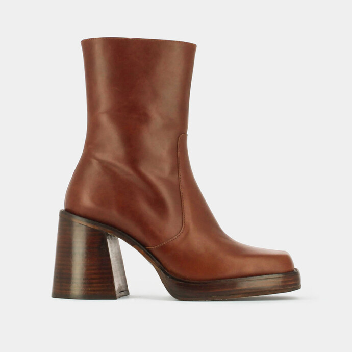 Boots à talons et bouts carrés  en cuir gras cognac