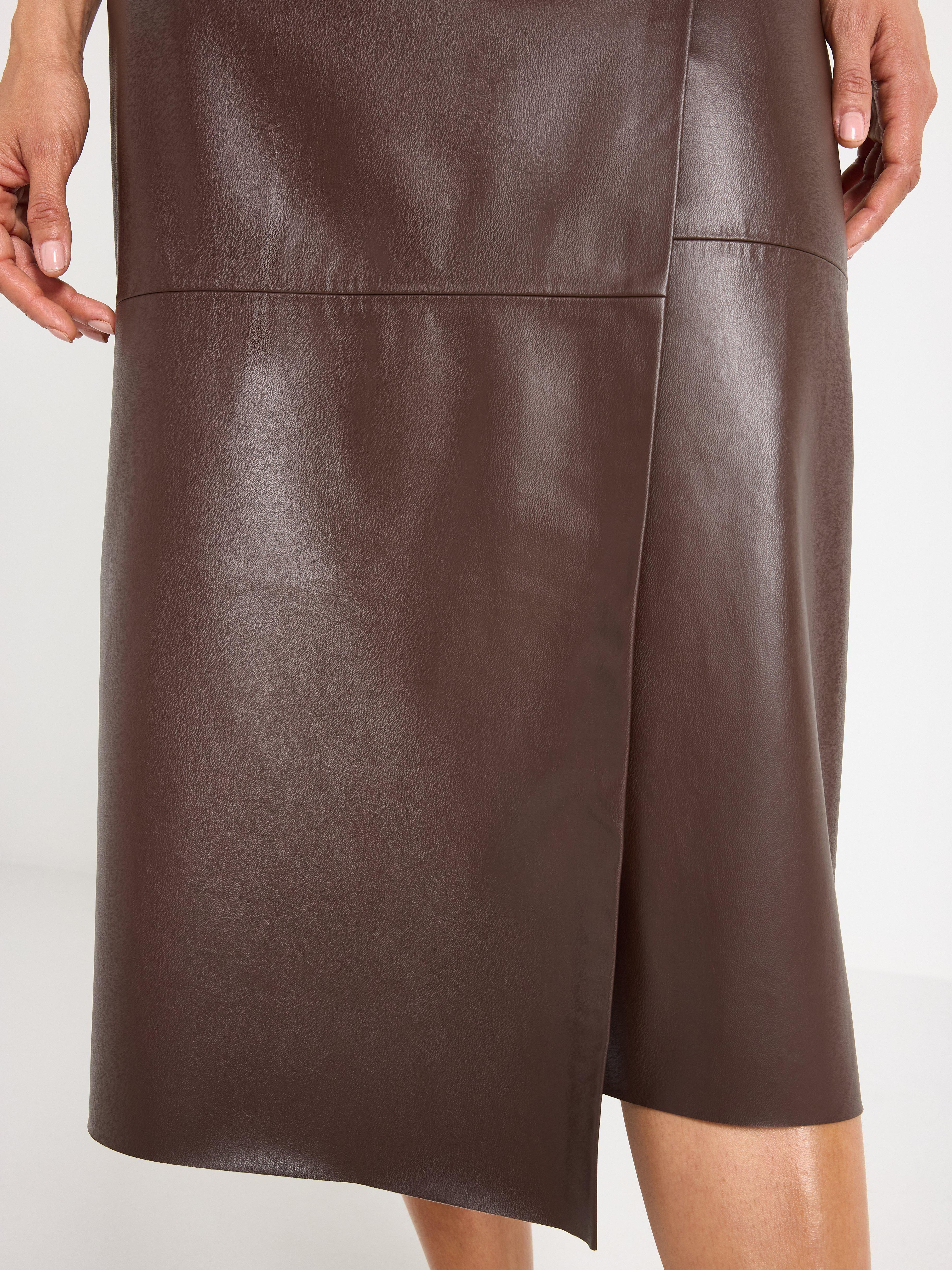 Falda cruzada midi de imitación de piel marrón oscuro
