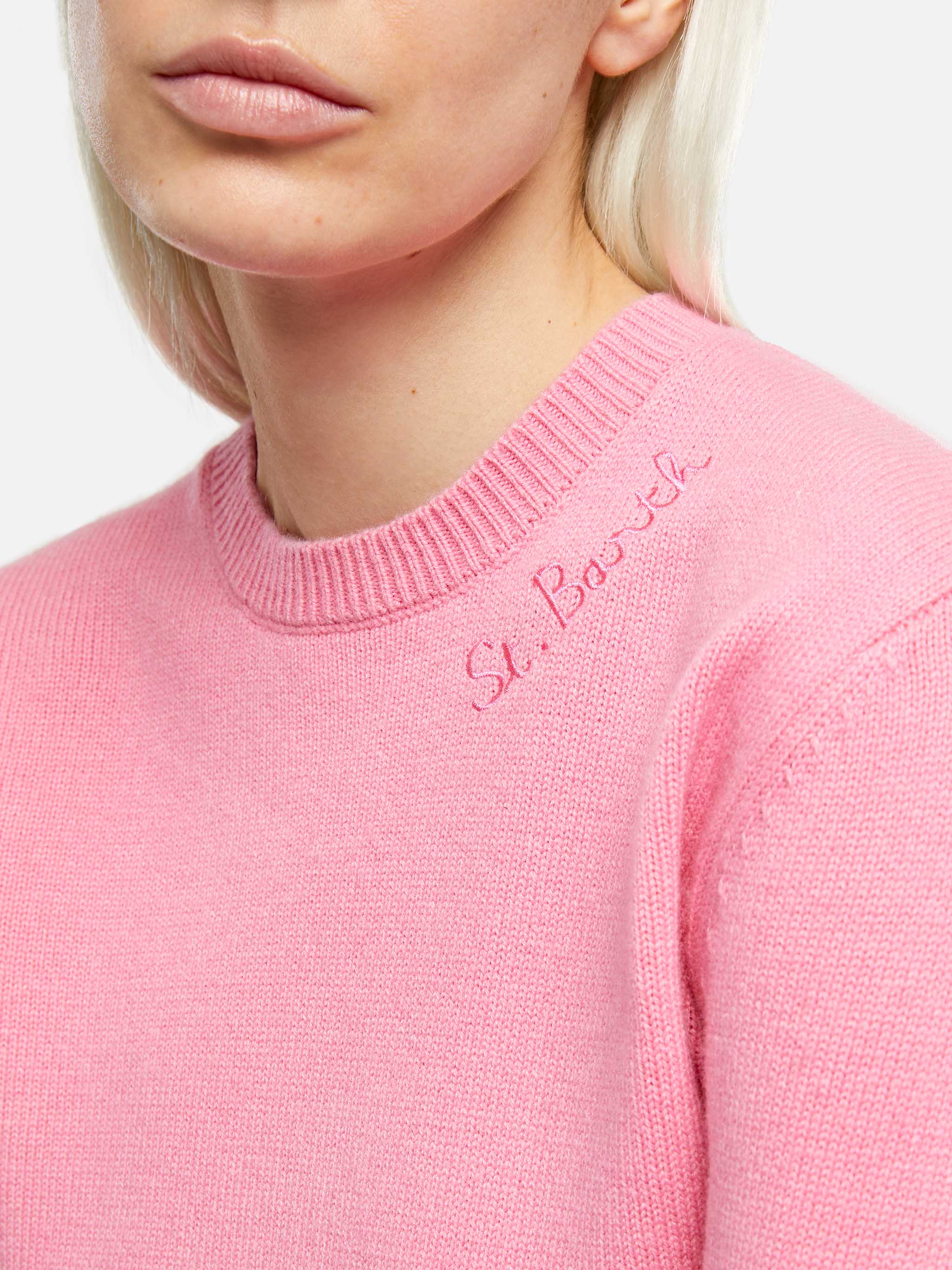 Jersey rosa de cuello redondo para mujer con bordado de San Bartolomé