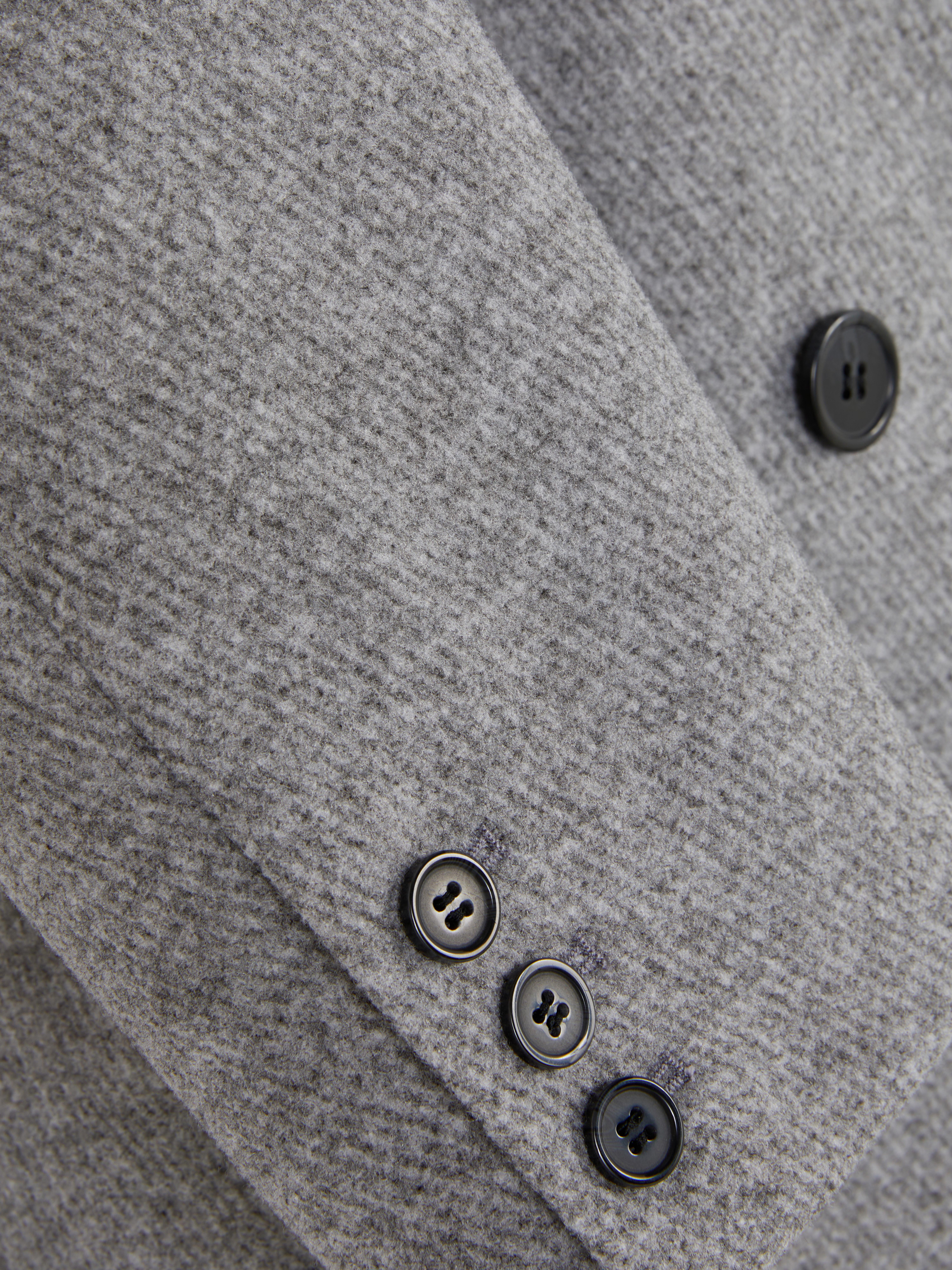 Palton twill cu două rânduri de nasturi. Acest palton twill cu două rânduri de nasturi, cu o croială modernă și revere crestate, este perfect pentru ținute casual sau elegante.