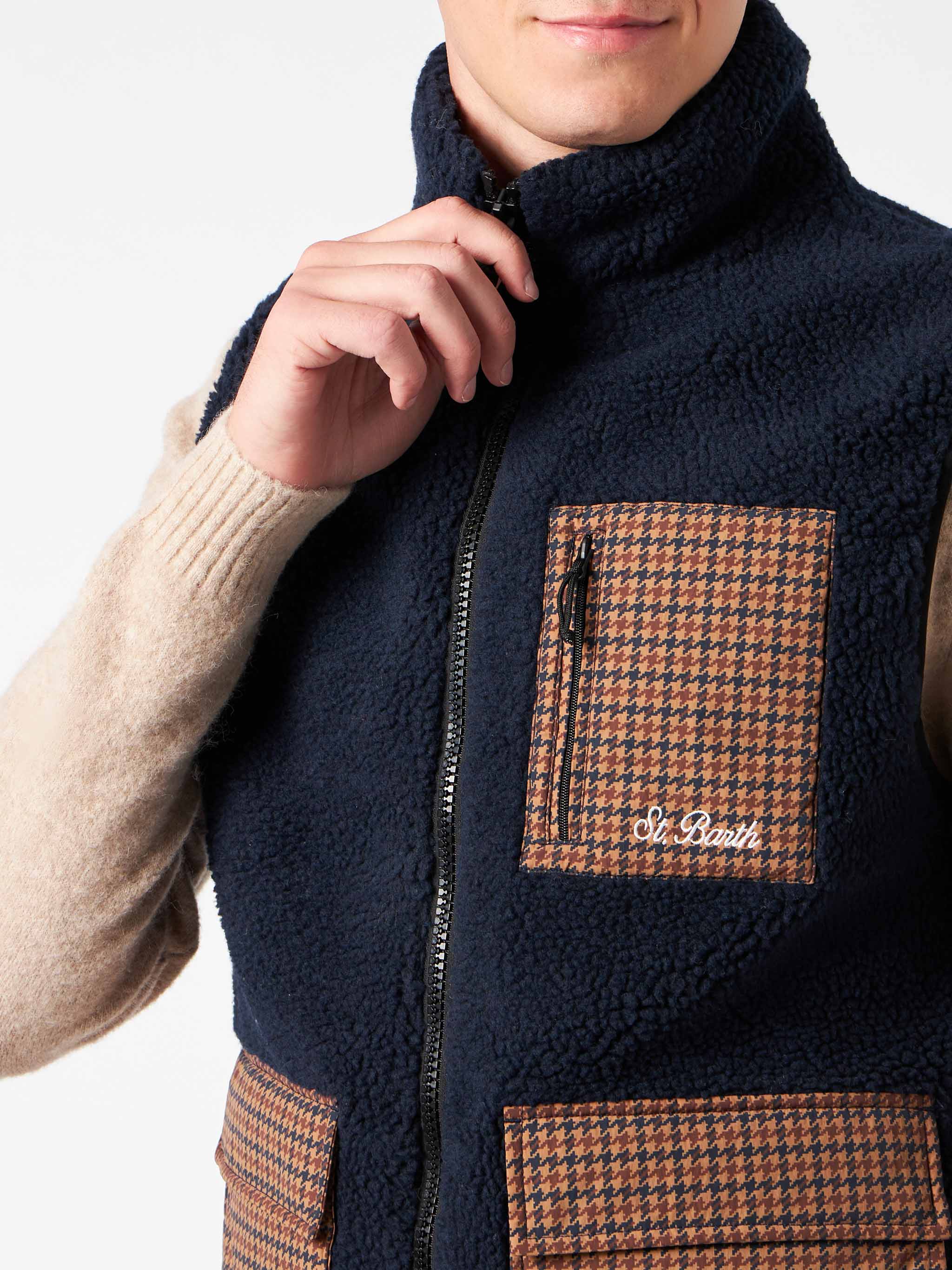 Herenjas van sherpa in blauw met opgestikte zakken en ruitpatroon.