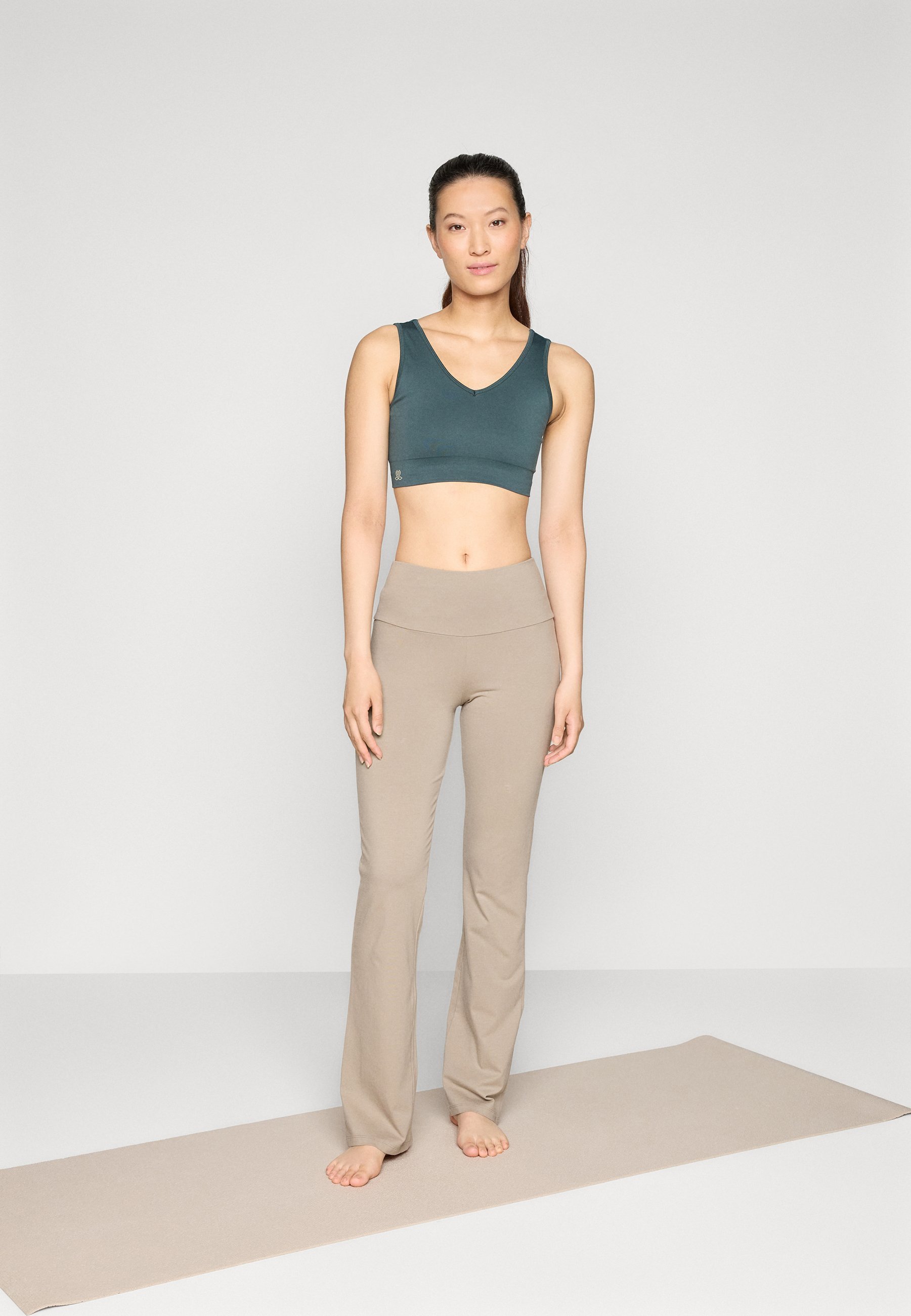 Yogasearcher TUNI SEAMLESS RECYCLED BRA - Sportbeha met lichte ondersteuning - bosgroen